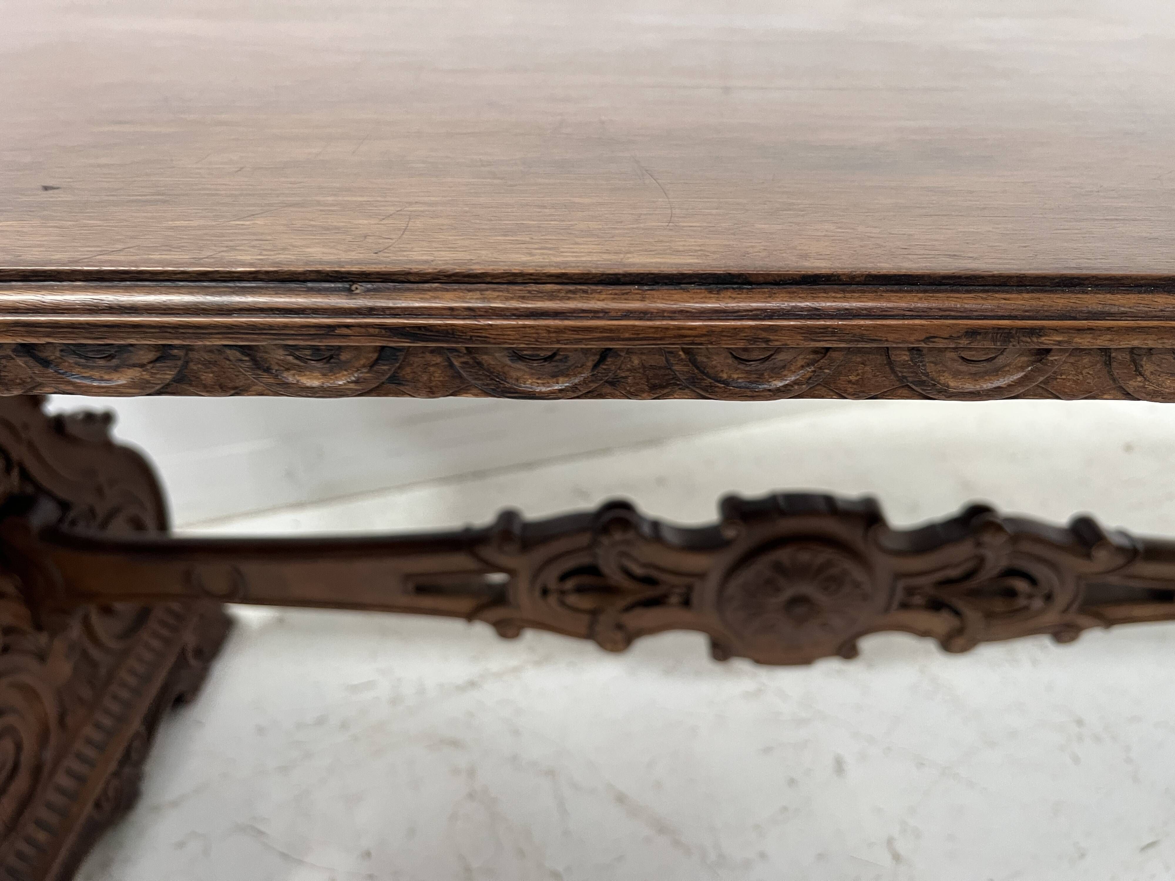 Table a manger de style Renaissance en bois massif sculpté XX siècle