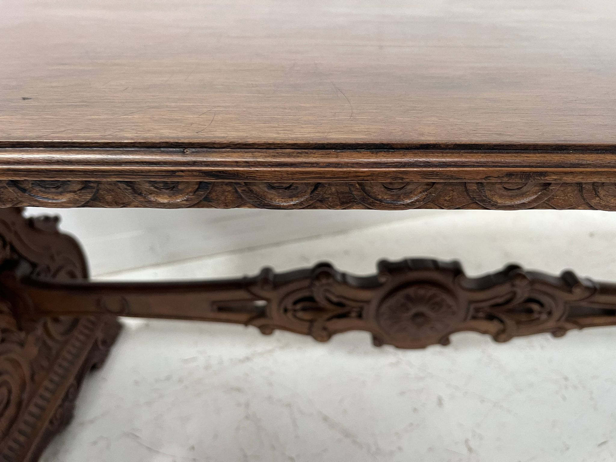 Table a manger de style Renaissance en bois massif sculpté XX siècle
