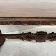 Table a manger de style Renaissance en bois massif sculpté XX siècle
