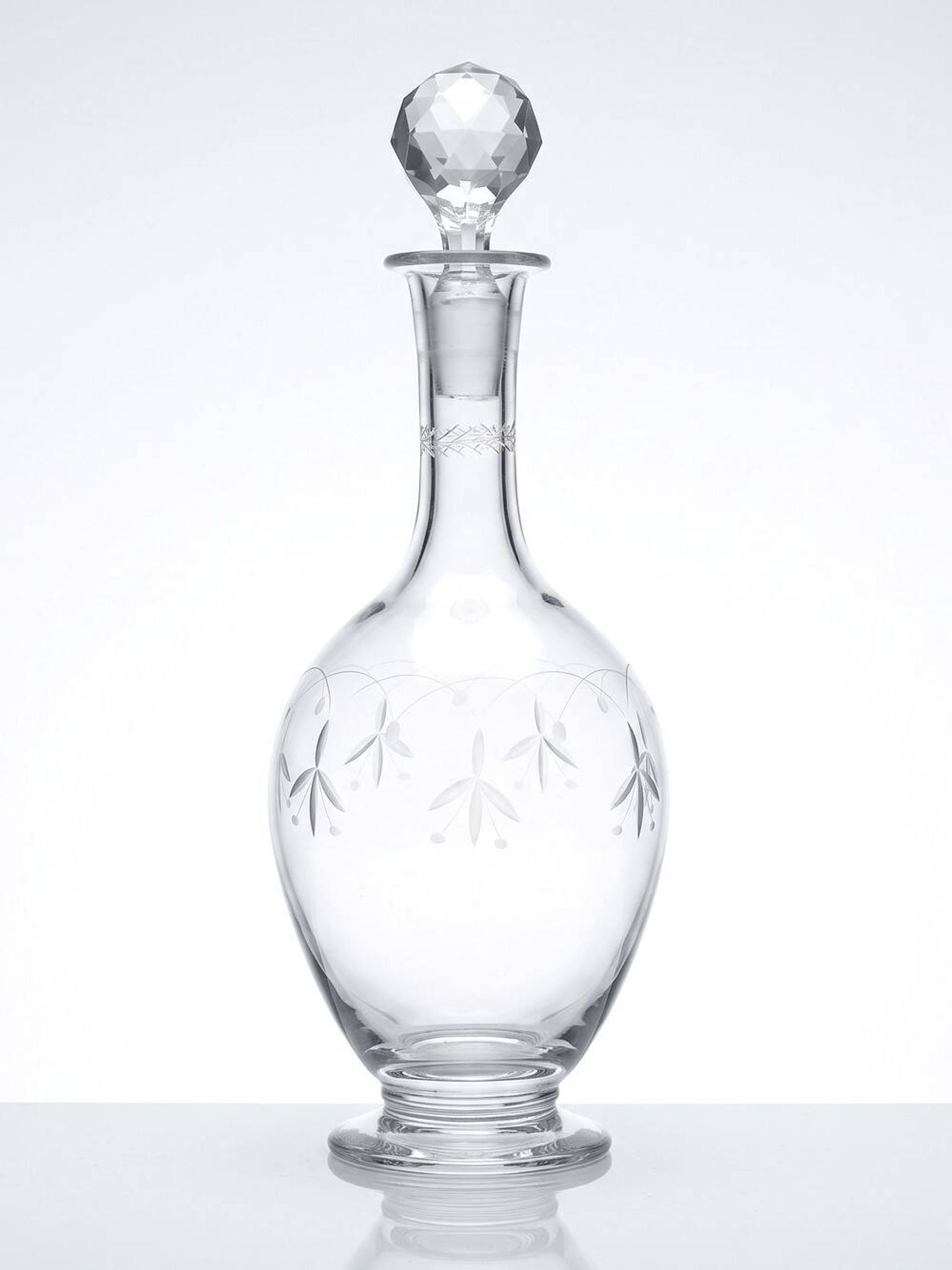 Antique crystal decanter from Nancy, engraved, circa 1920-1930.