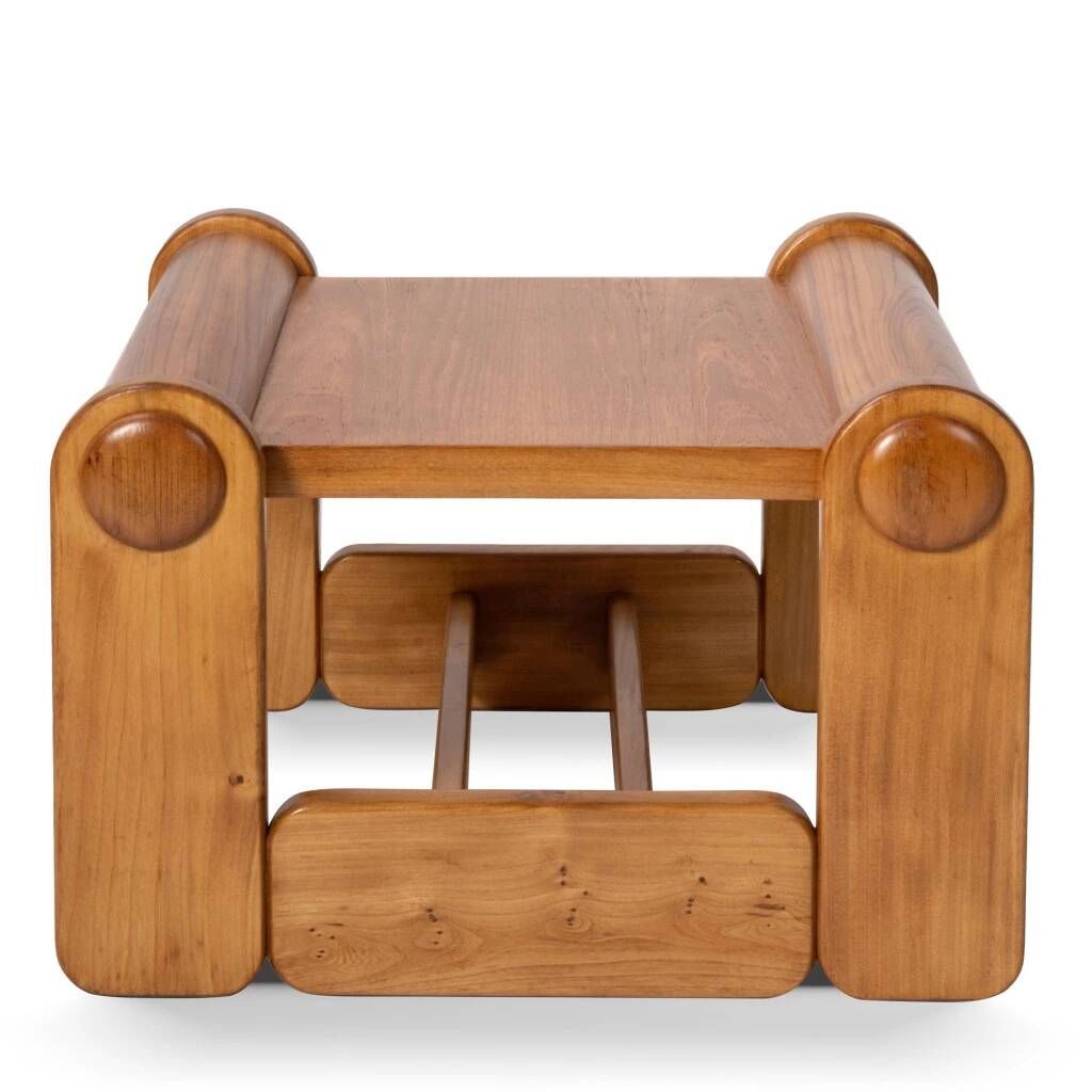 Table basse en bois avec un design géométrique