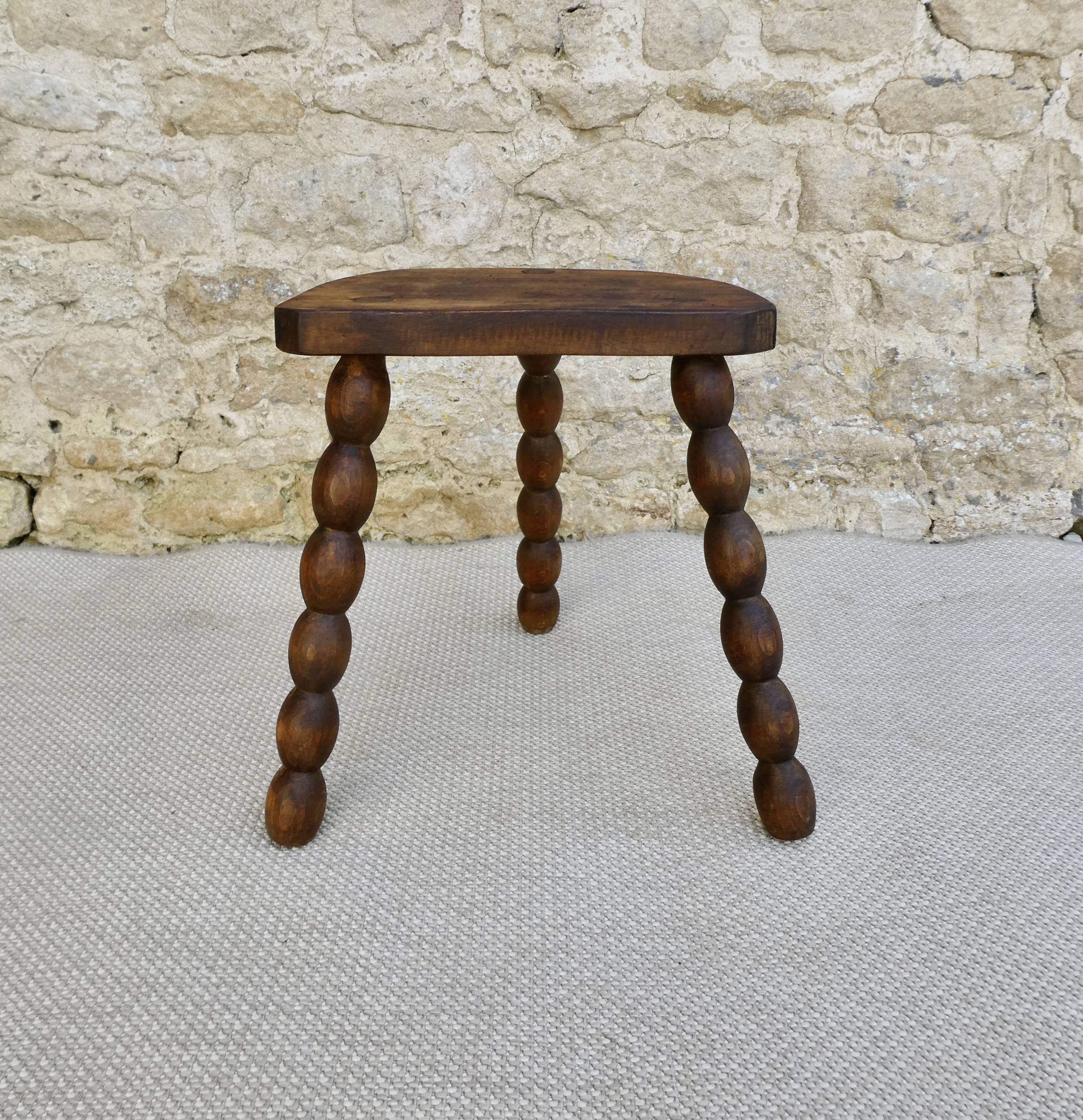 Tabouret tripode en bois massif, dit de vacher