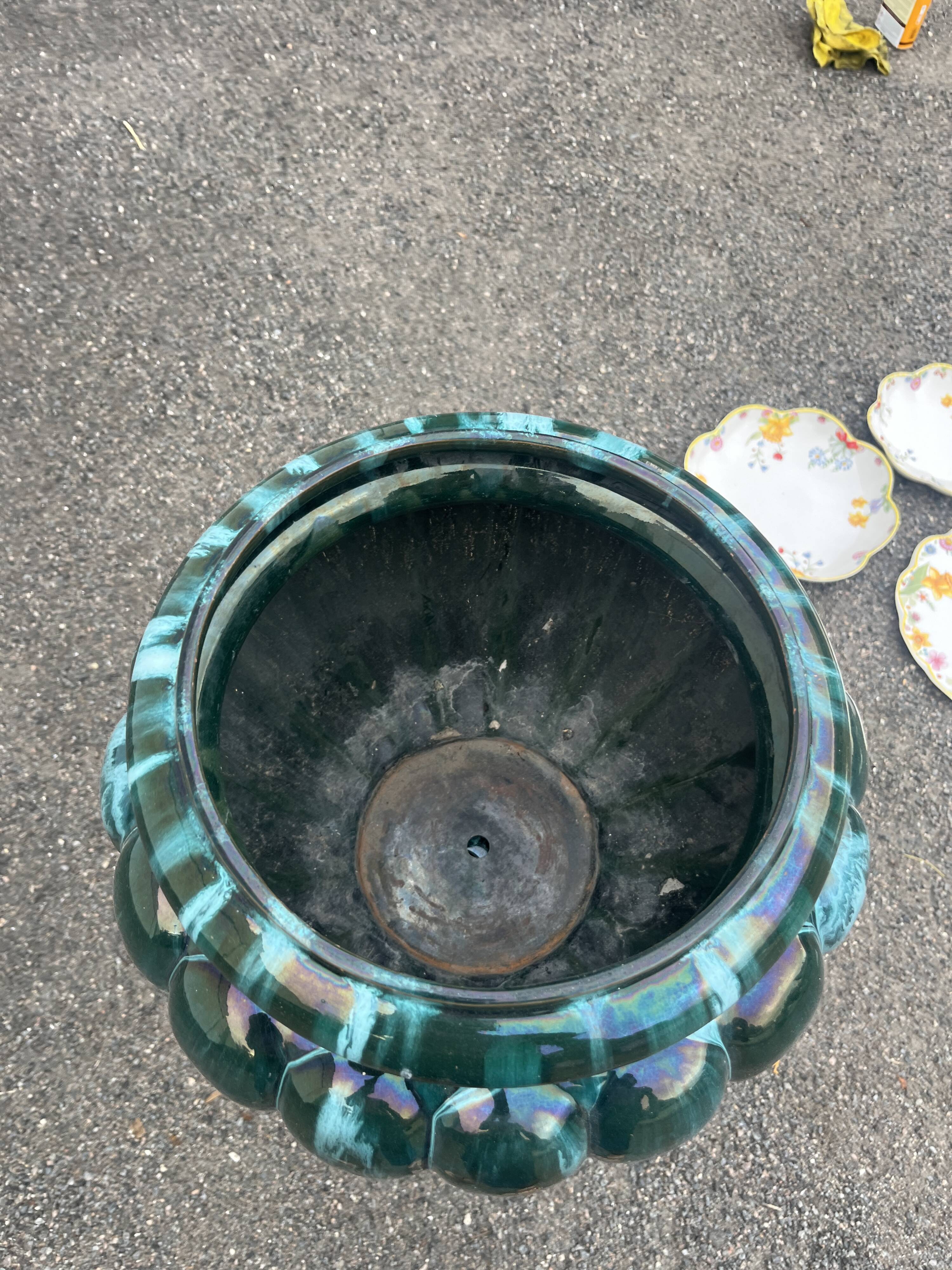 Large cache-pot on a ceramic column – In the style of Clément