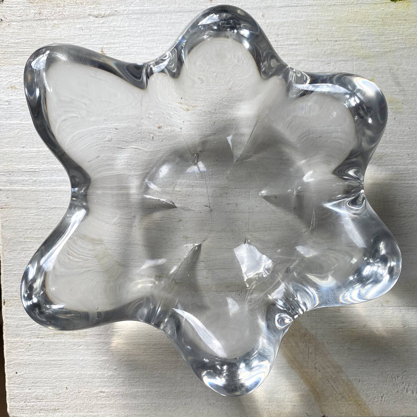 Ashtray in glass crystal in the shape of a star.