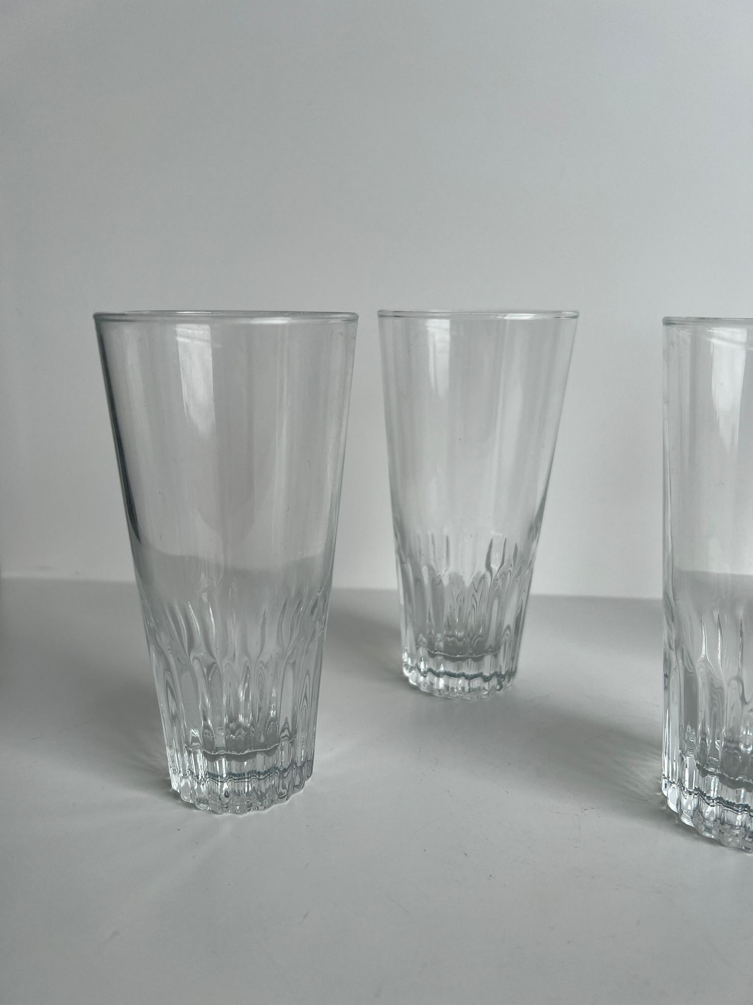 Set of 4 glasses with orangeade H: 12,5cm