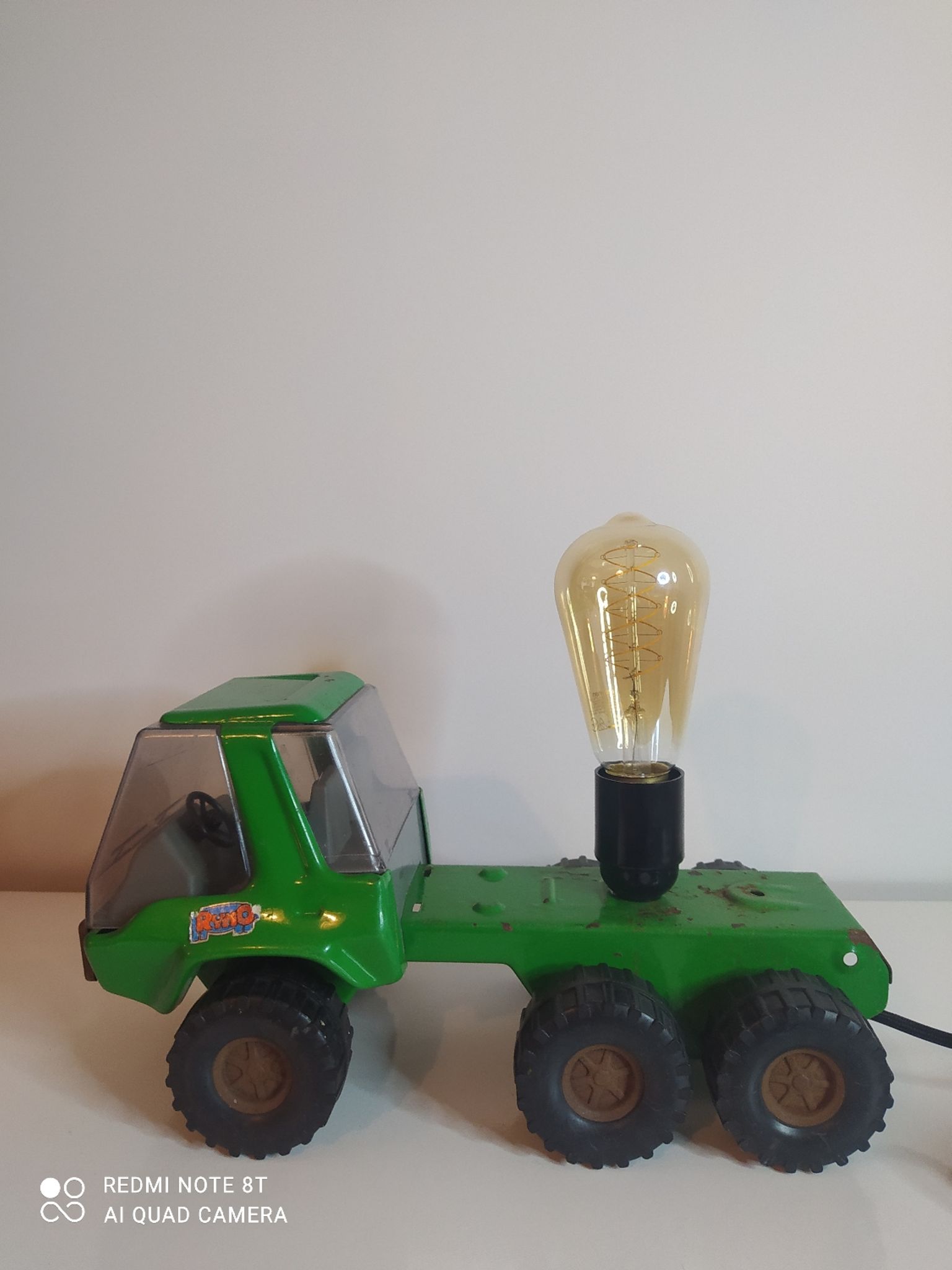 Lampe jouet camion vintage en métal vert