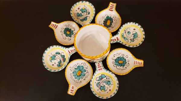 Ensemble de cendriers en céramique signés, avec support