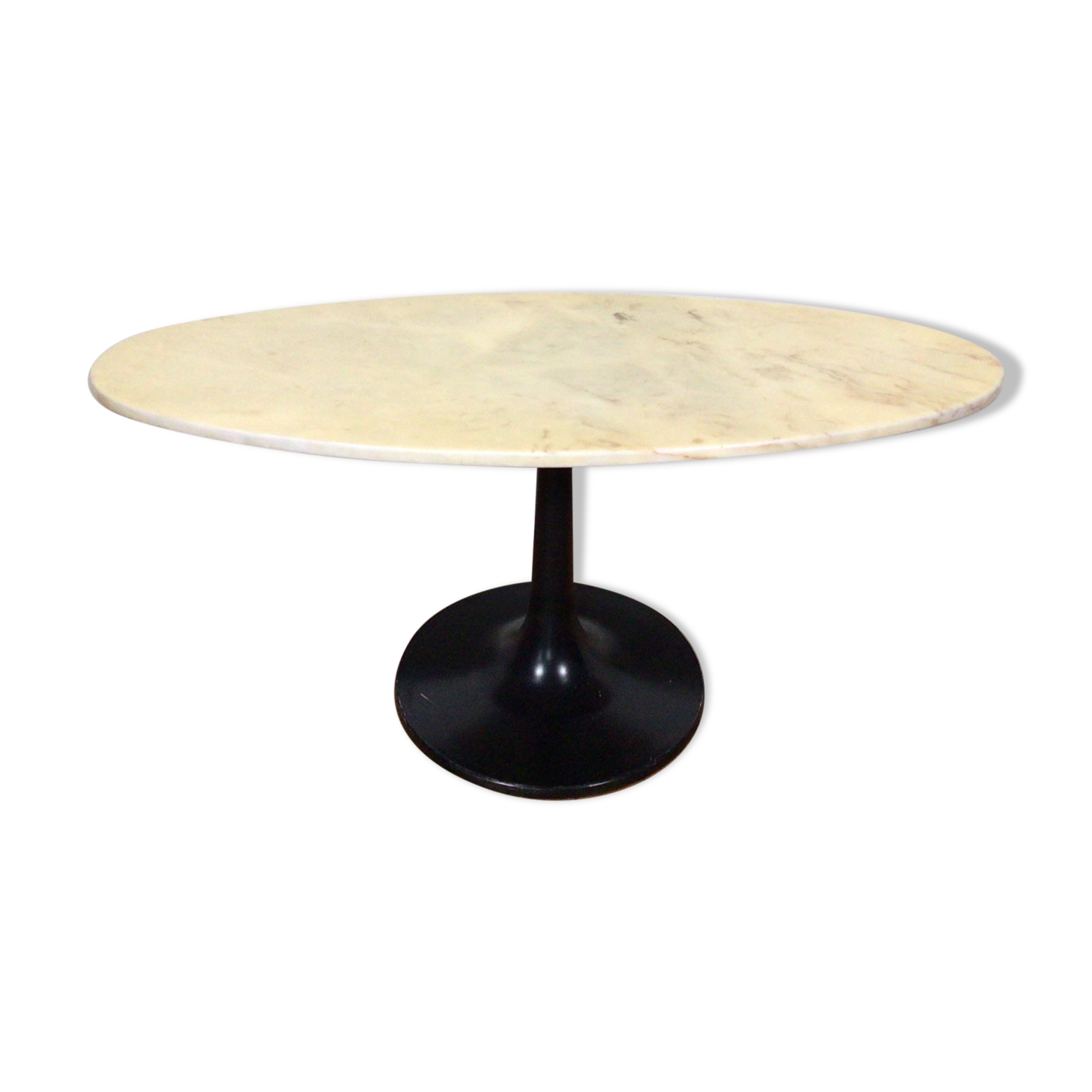 Table basse en marbre sur un socle tulipe