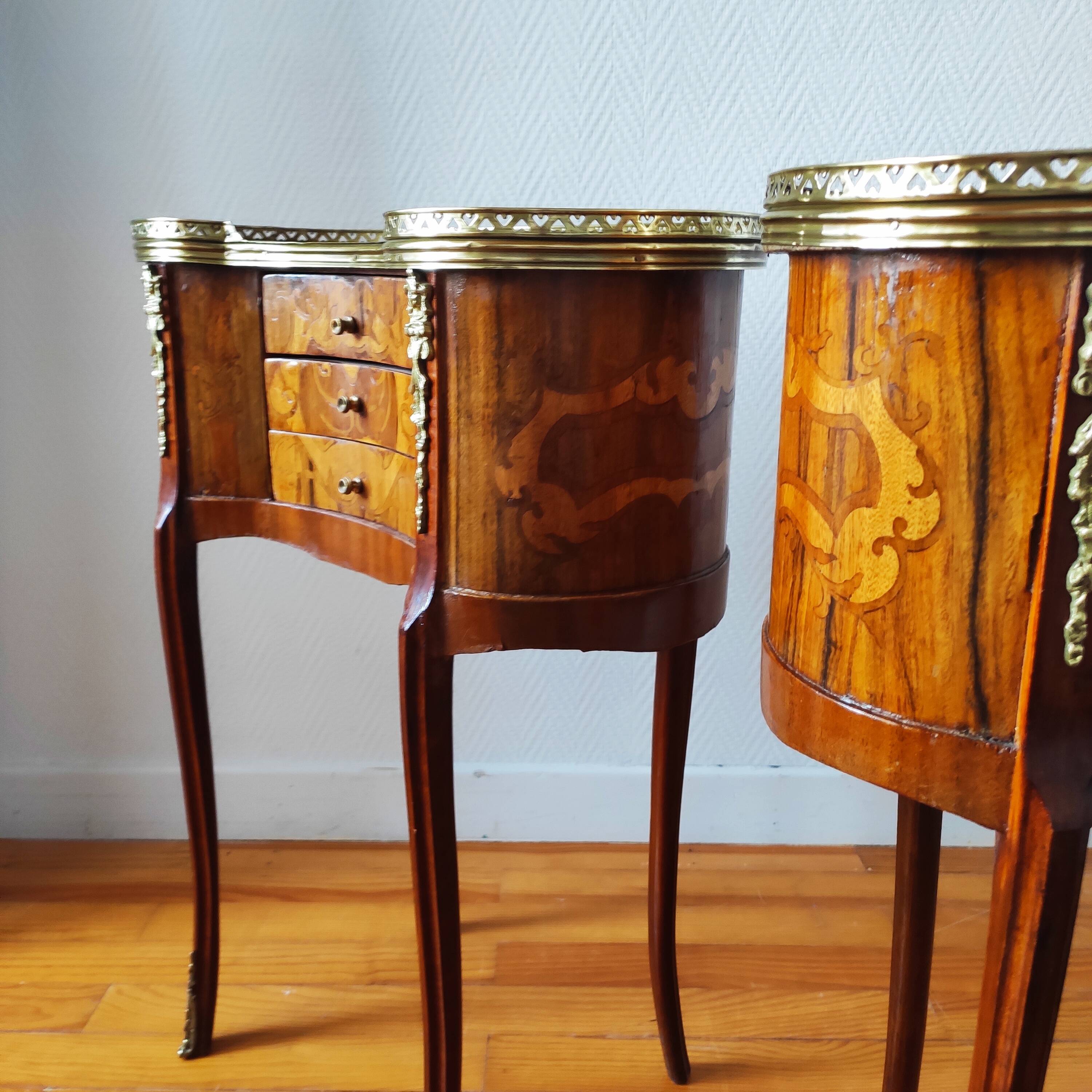 Paire de tables de chevet style Louis XV en bois marqueté