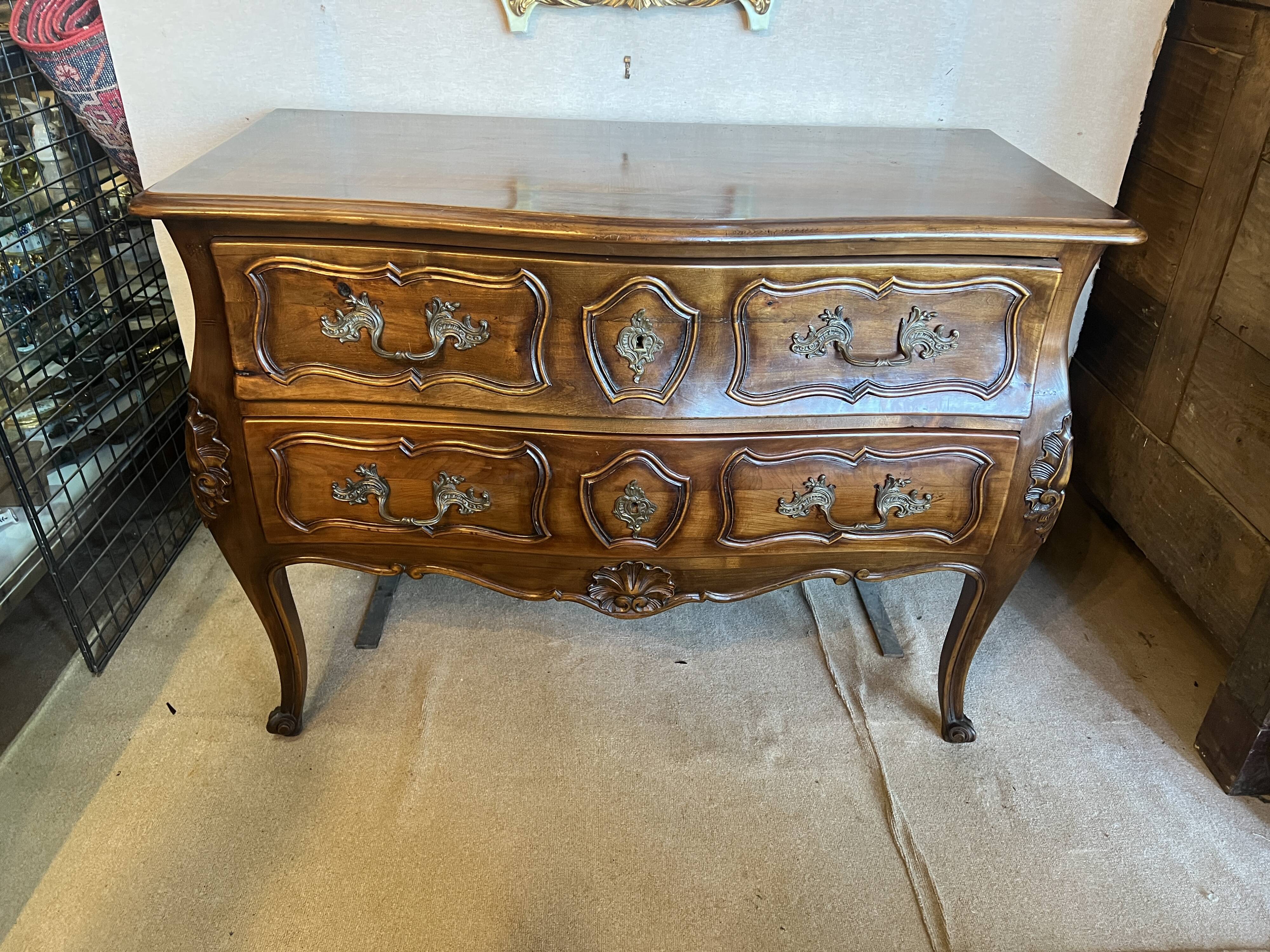 Commode de style louis XV , bois naturel