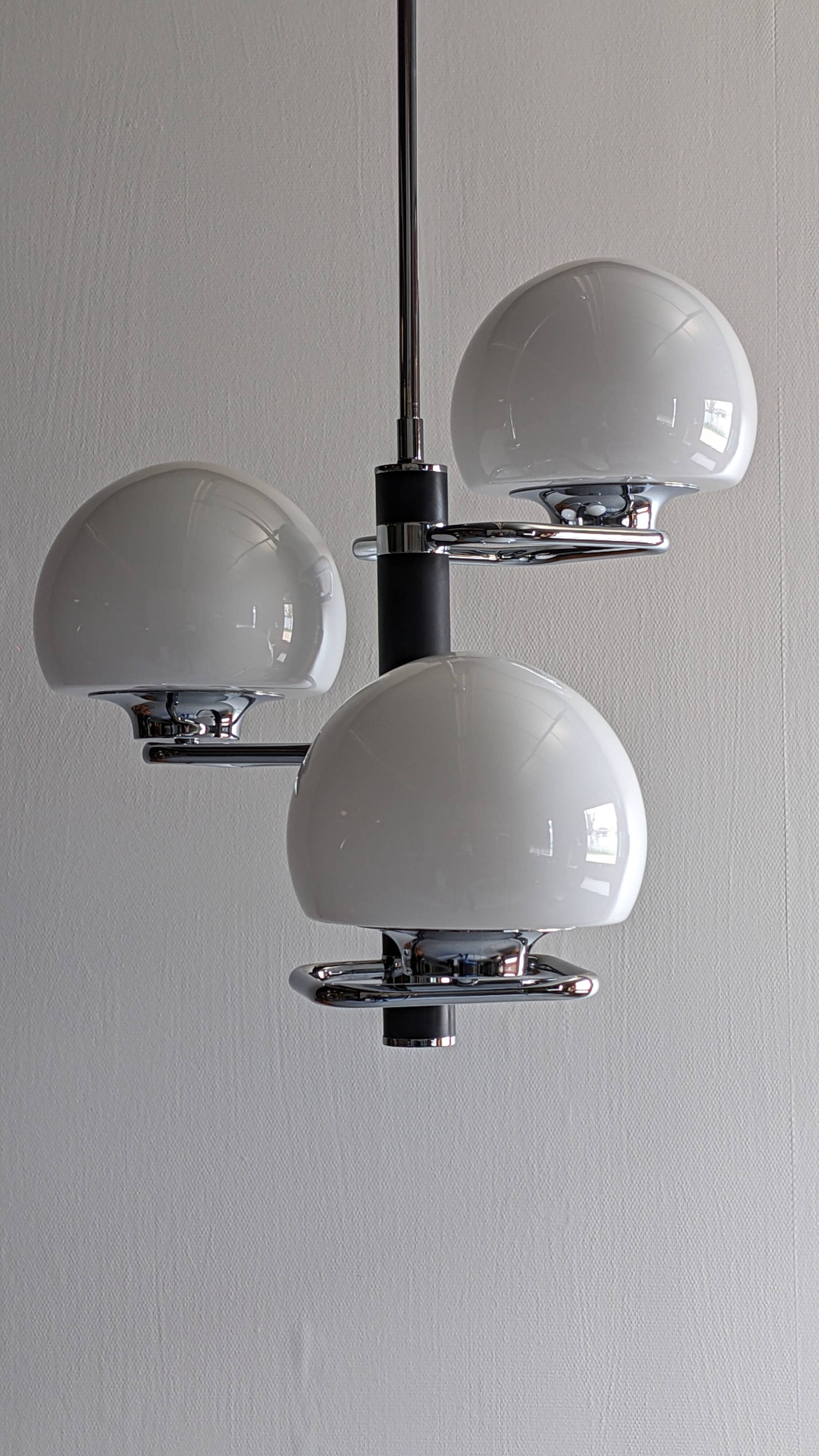 Lustre Space age with 3 lights in white opaline, Italy circa 1970.