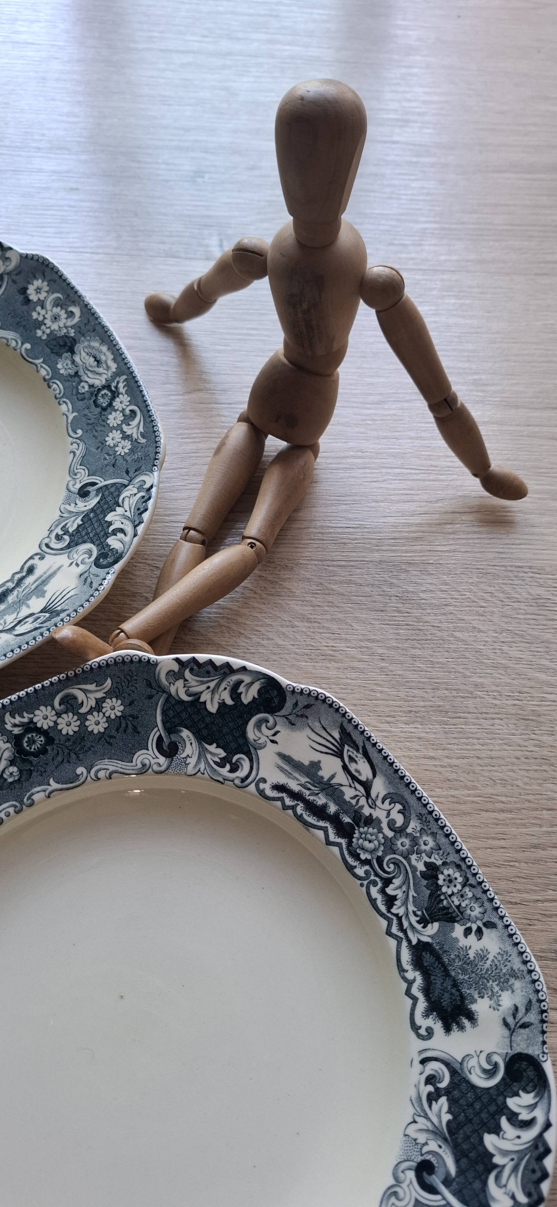 4 large Victoria Maestricht plates