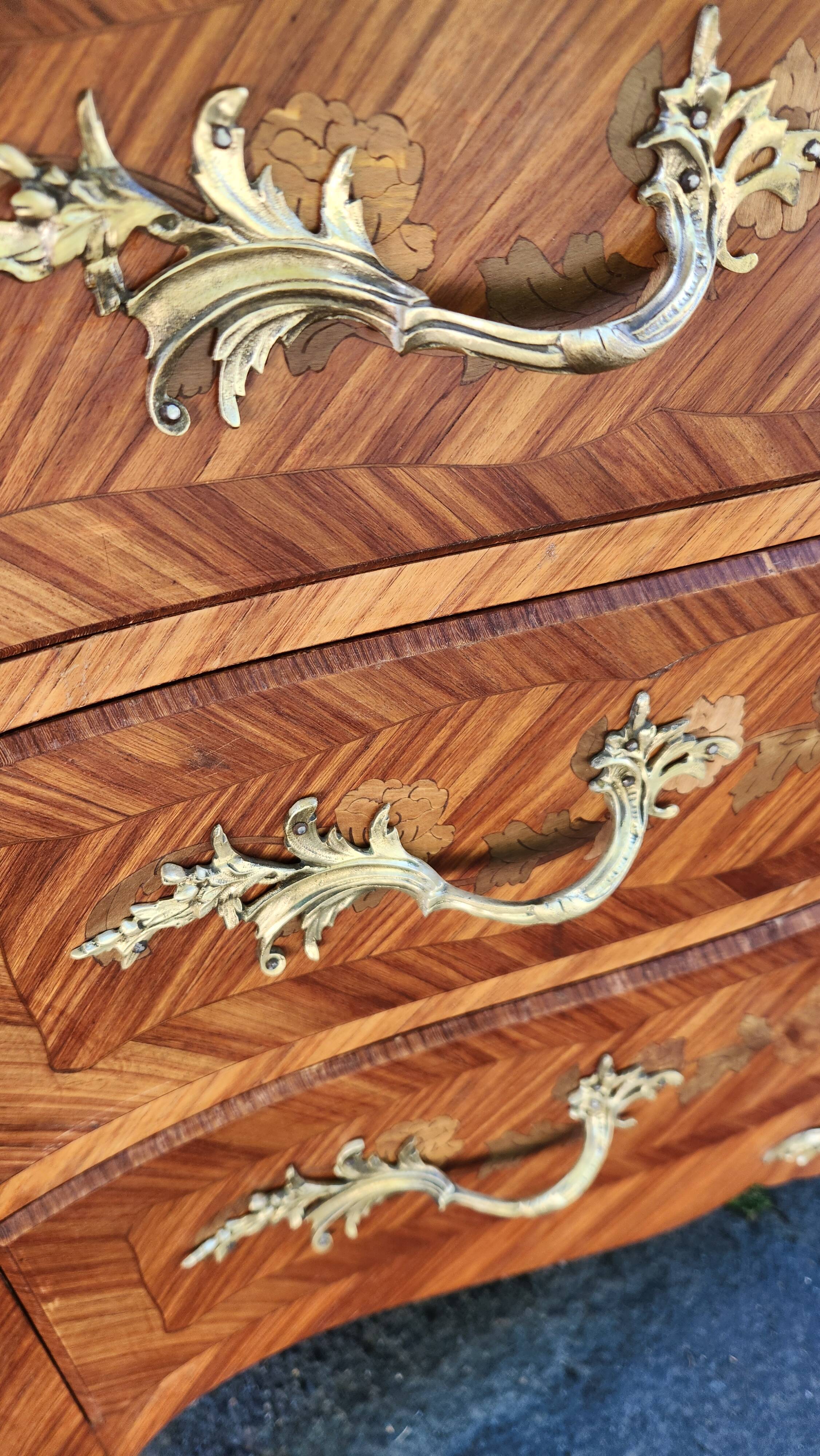 Superbe commode de style Louis XV galbée en marqueterie