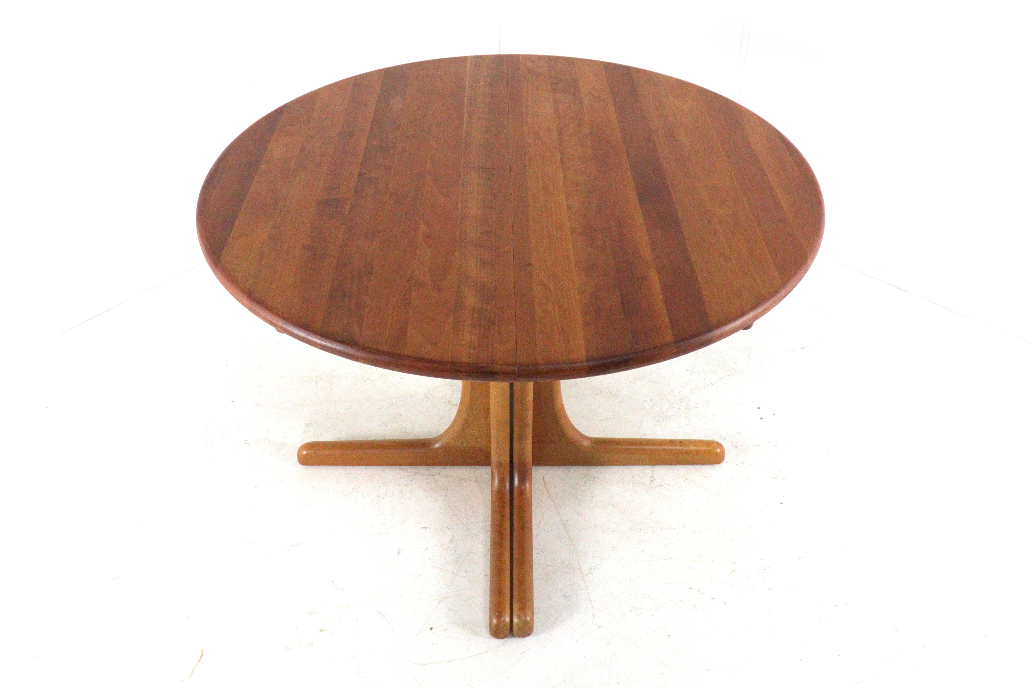 Round 2x Extendable Dining Table "Tjórn" - danish design in teak