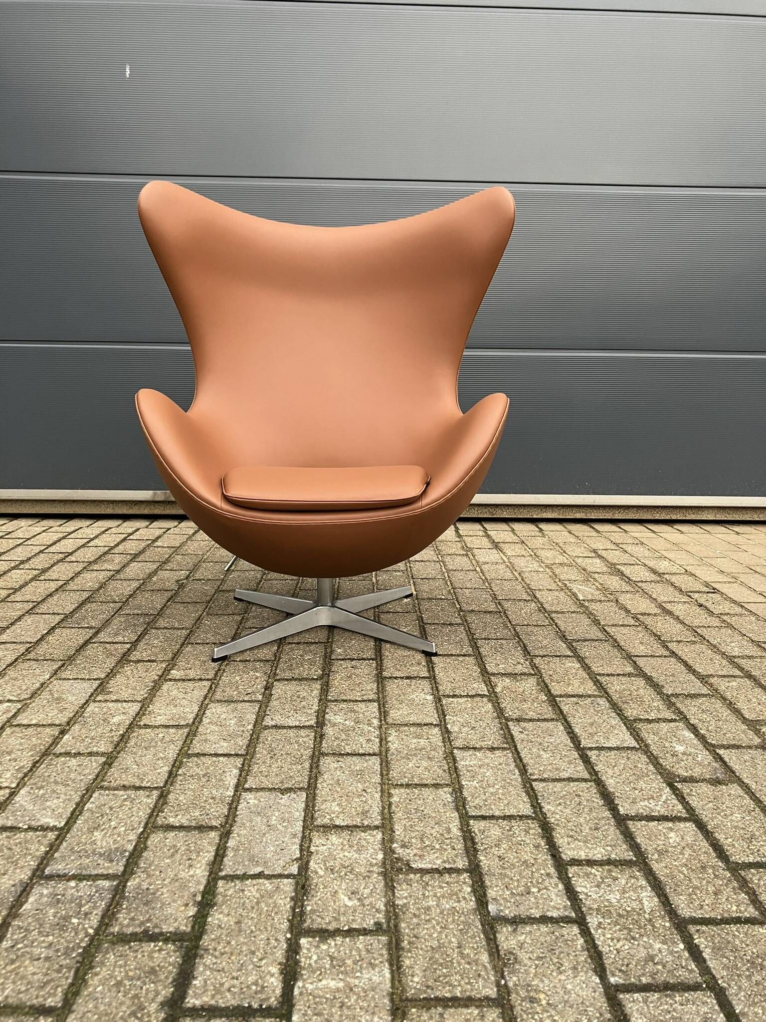 2x Fritz Hansen Egg chair by Arne Jacobsen in Cognac leather, new condition!