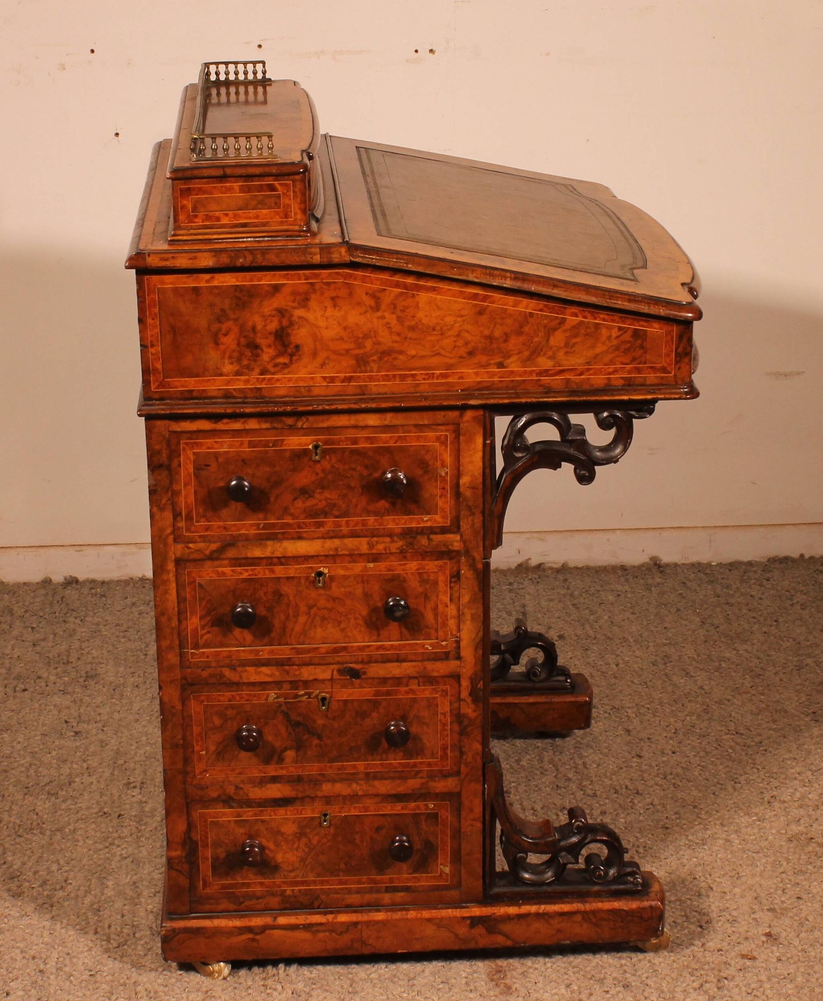 Davenport desk in burr walnut and inlays from the first part of