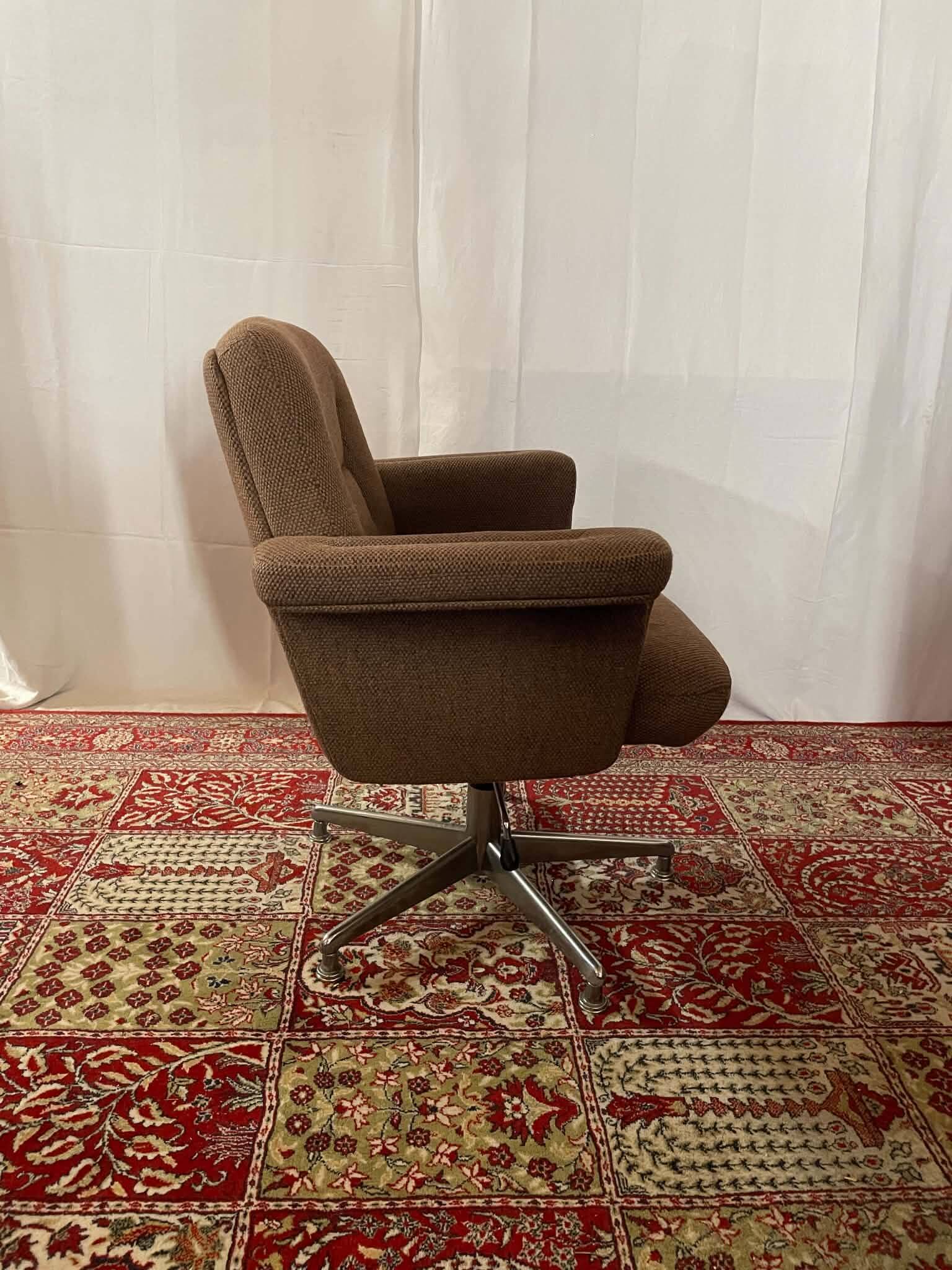 1970s swivel chair in tweed and chrome – 7 available