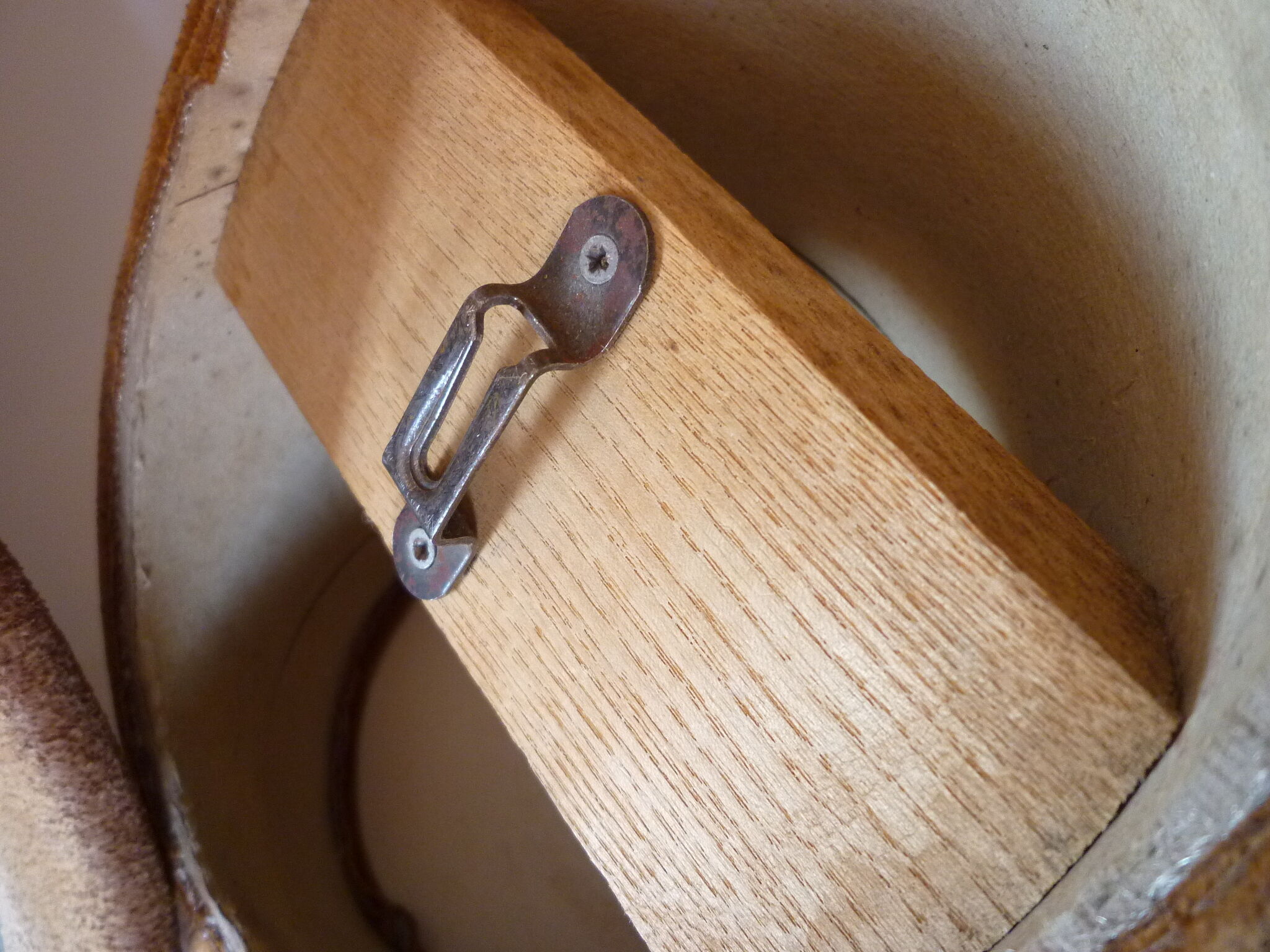 Round mirror on inclined cylindrical support