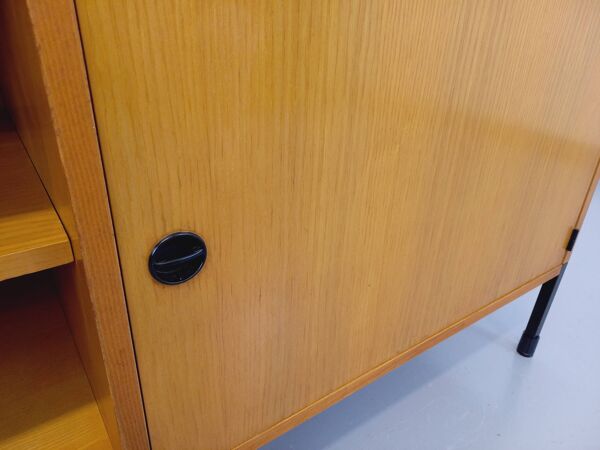 Enfilade vintage ARP Minvielle par Guariche Mortier Motte en bois clair et métal noir des