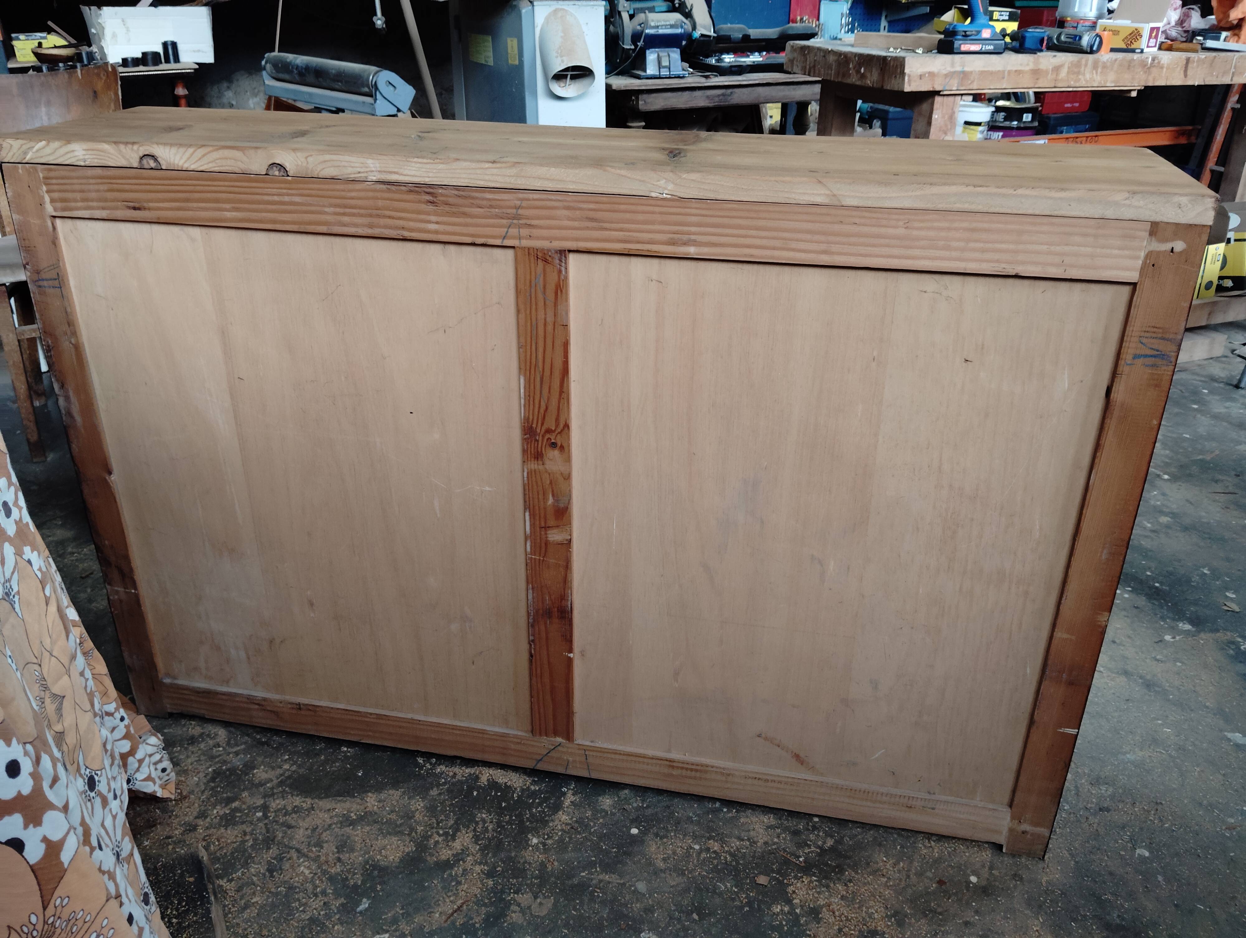 Sliding workbench with shallow depth