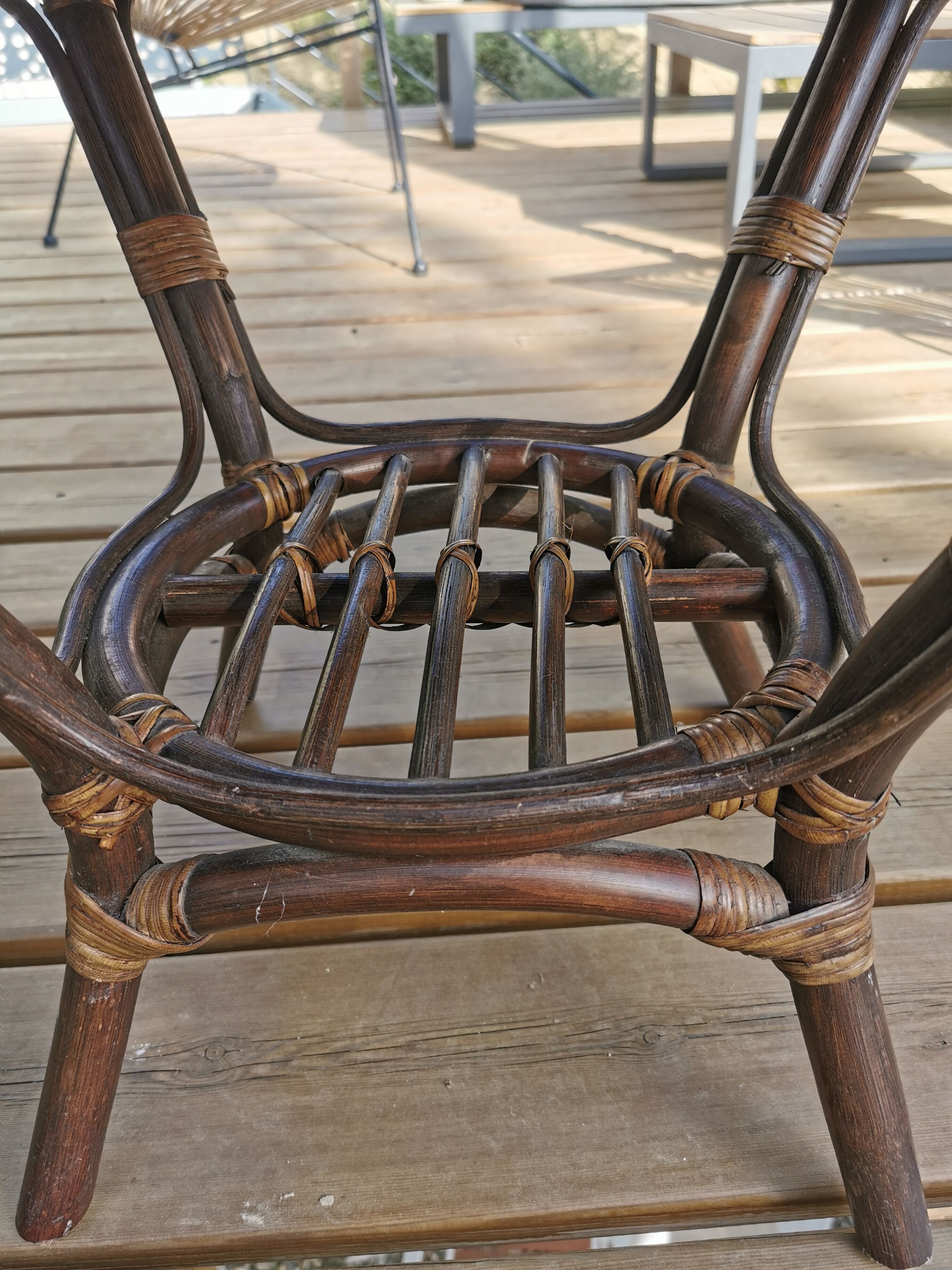 Round vintage coffee table in bombous and rattan