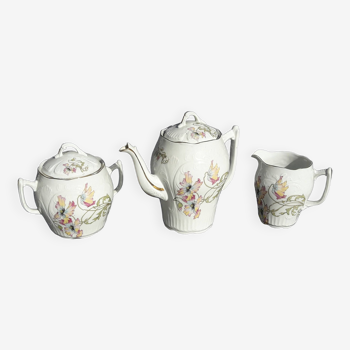 Set d'une cafetière un sucrier et un crémier en porcelaine