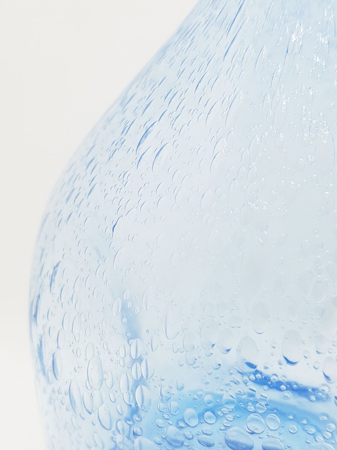 Carafe mauve soufflée à la main