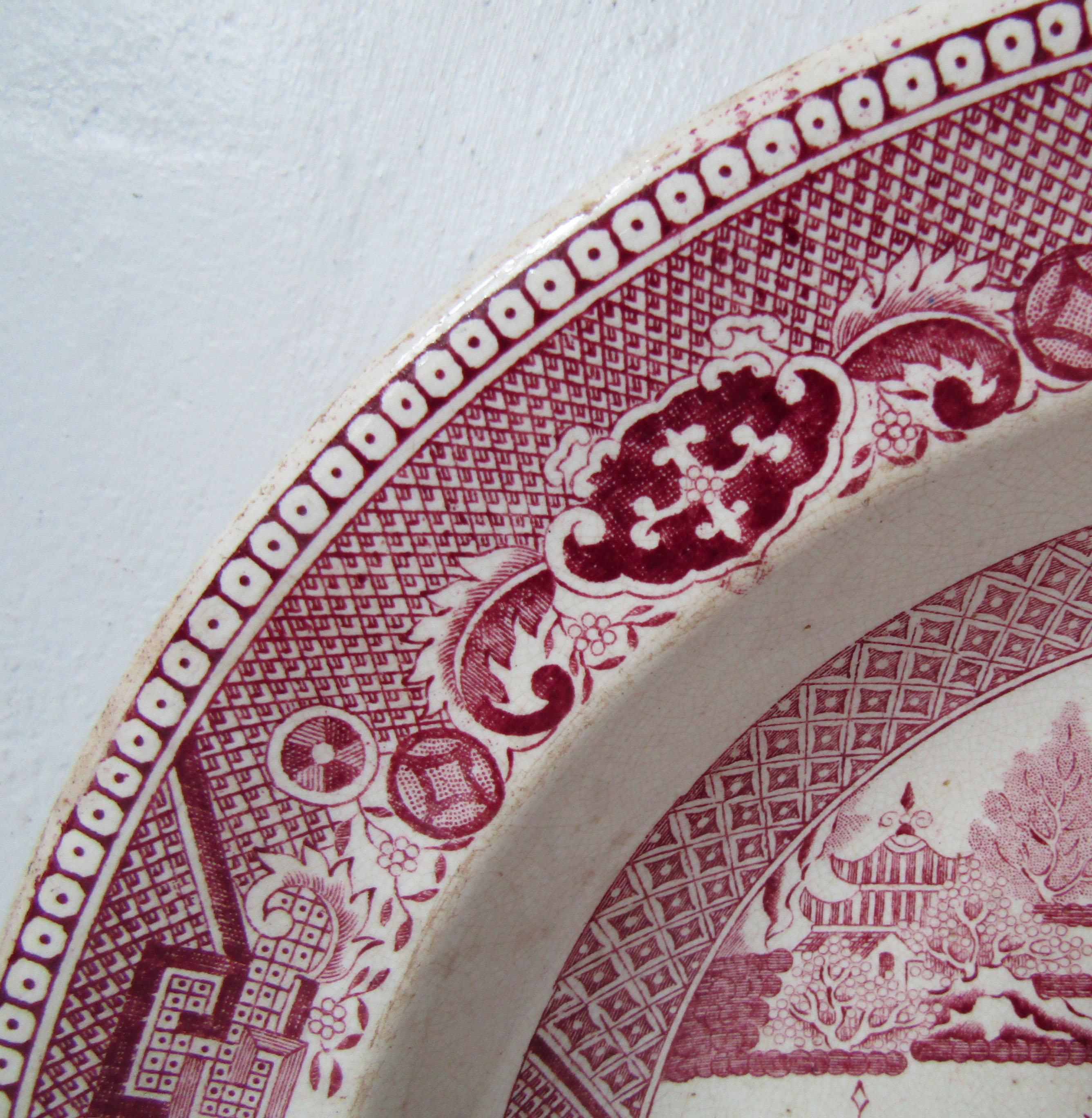 Ancient orientalist pink hollow dish