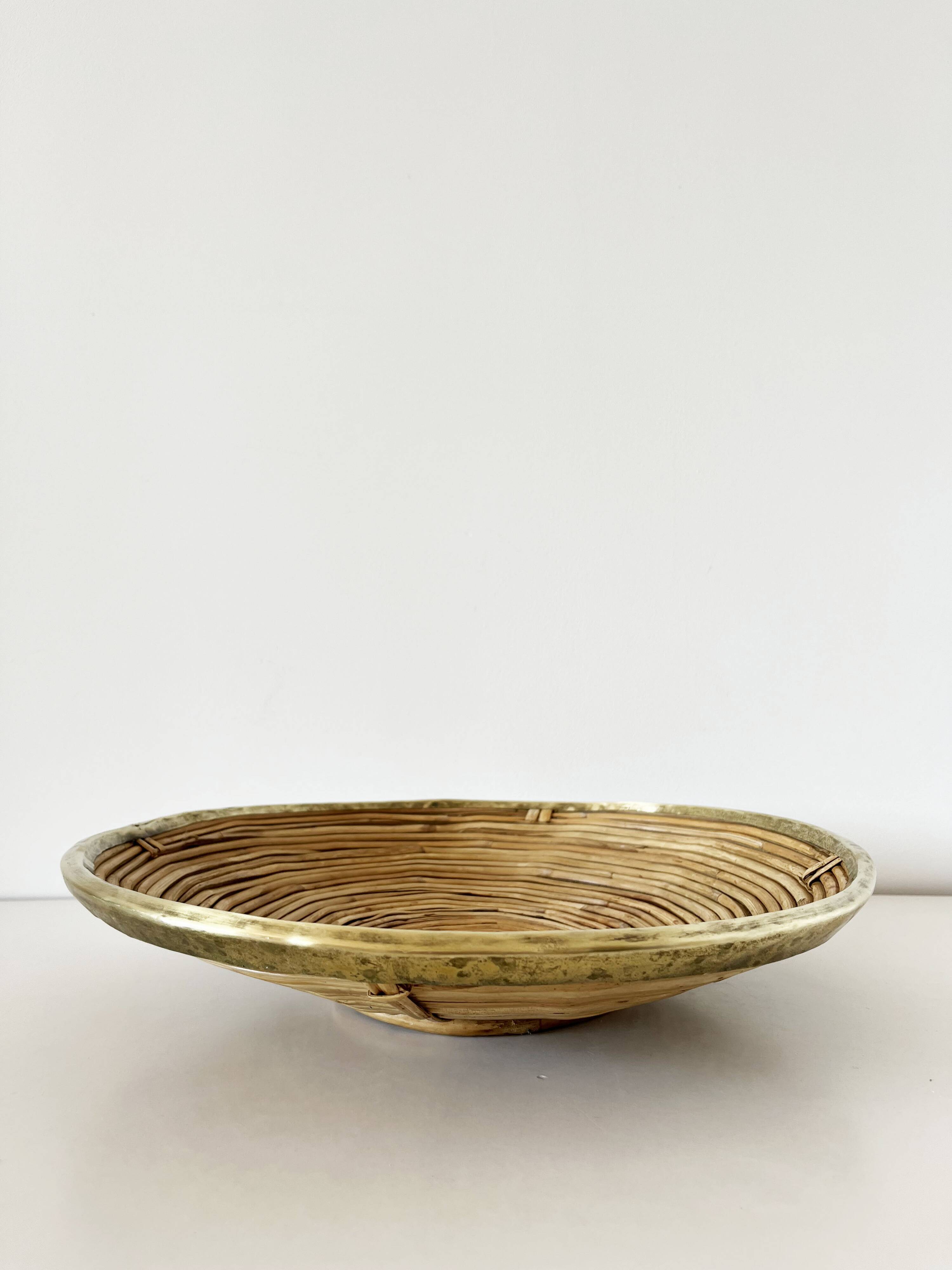 Grande coupe en rotin bambou et laiton 1960