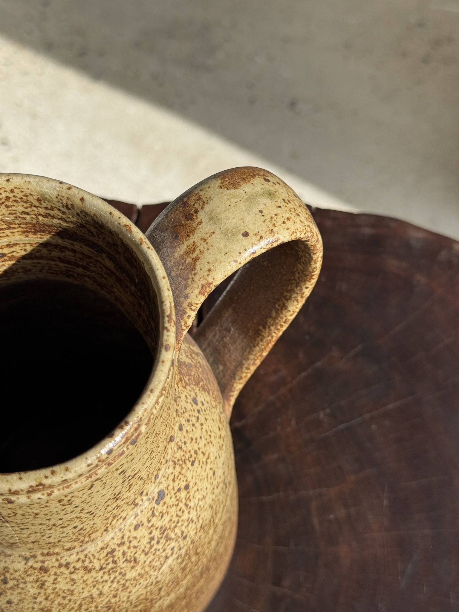 Grande carafe en grès mouchetée pas de marque au dessous H21