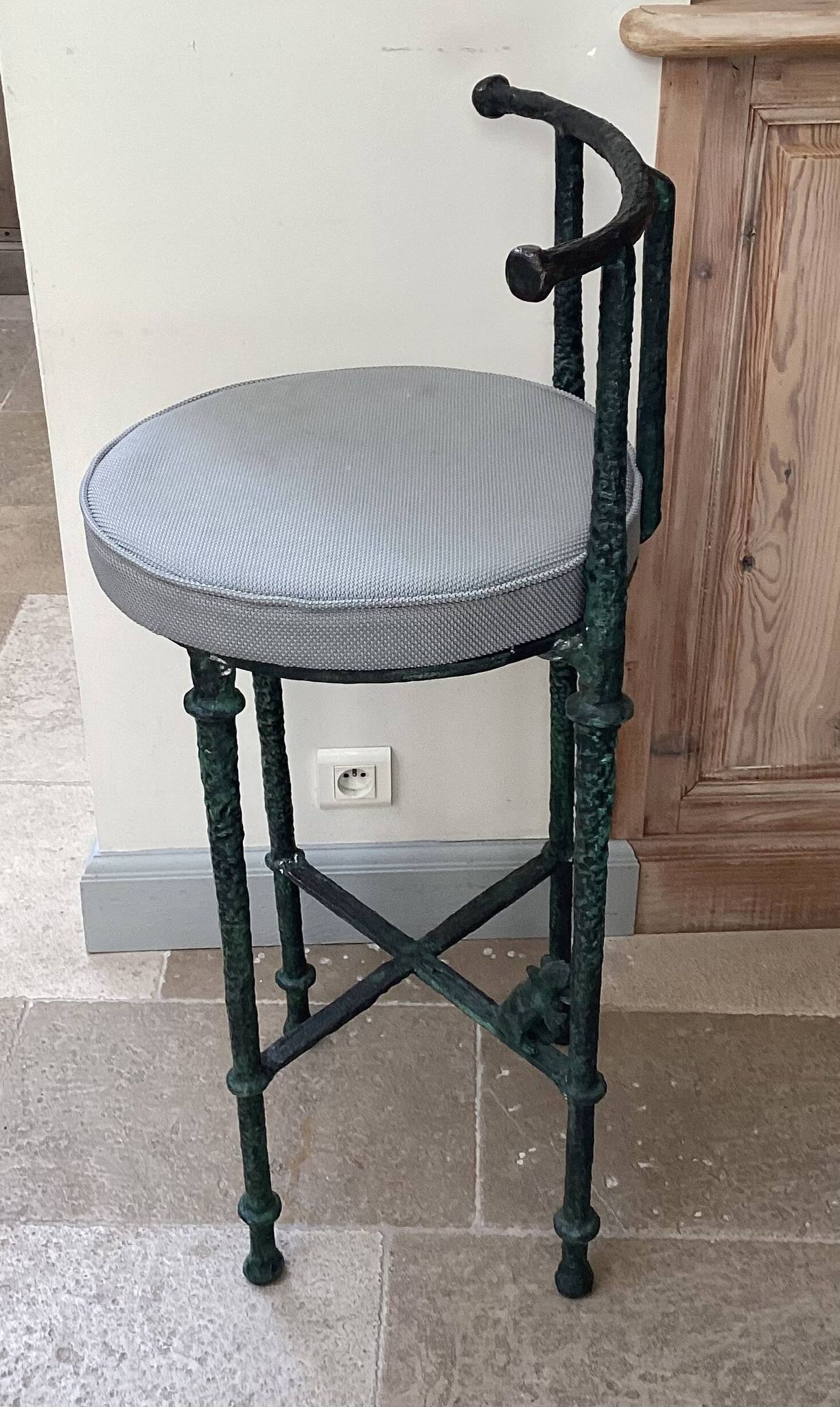 Lot de 4 tabourets en bronze patiné dans l esprit de Giacometti