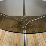 ensemble composé d'une table en chrome et verre fumé et ses 4 chaises tubulaires en chrome et skaï a