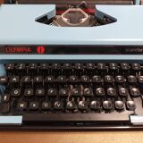 Machine à écrire Olympia Standard bleue pastel vintage