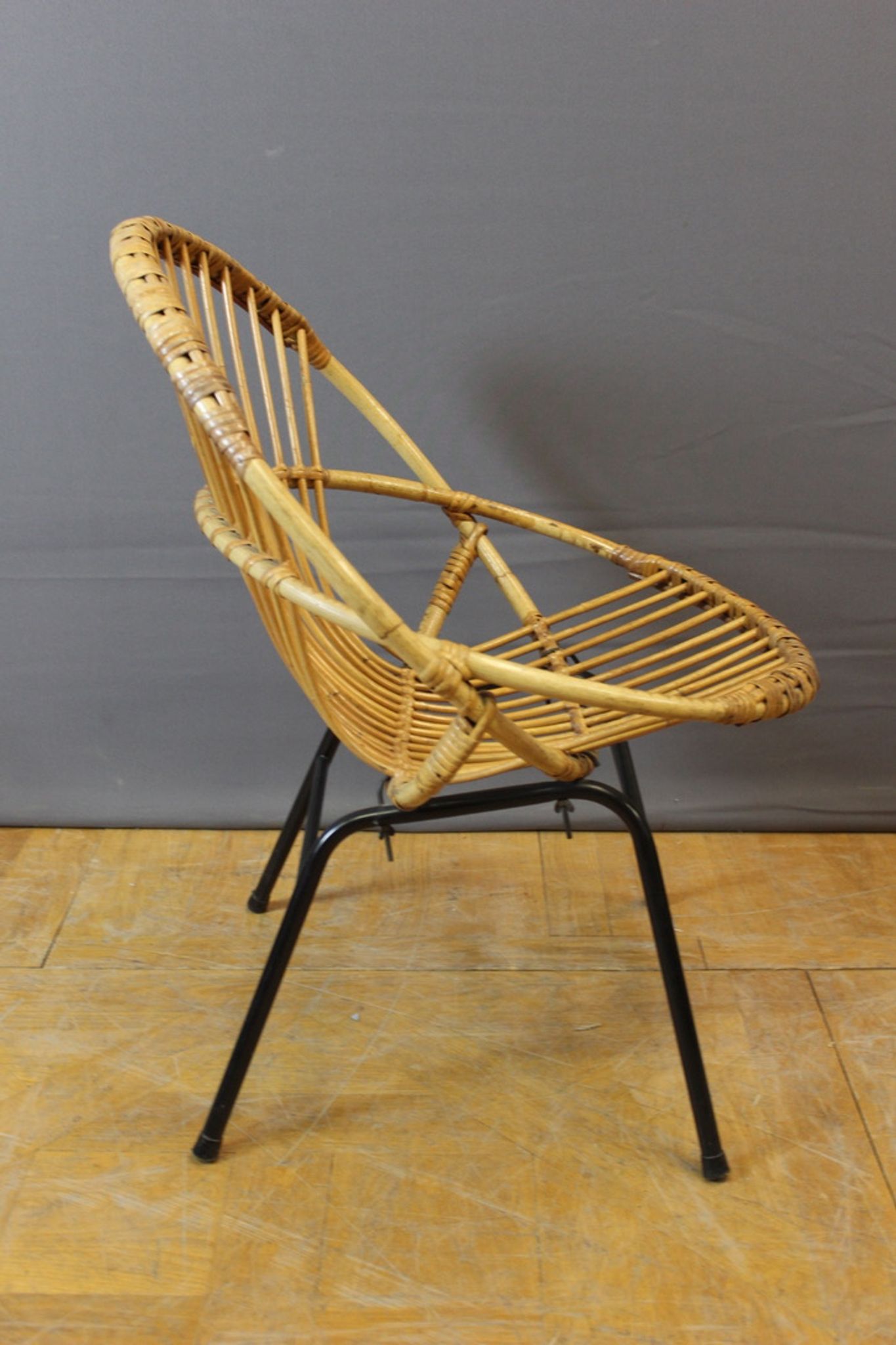 Living room in rattan and black lacquered iron by Rohe Noordwole circa 1950