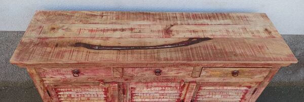 Buffet en bois avec reflets rouges