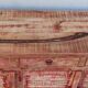 Buffet en bois avec reflets rouges