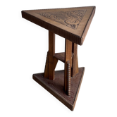 Table d’appoint triangulaire Art nouveau en bois sculpté, France, vers 1915