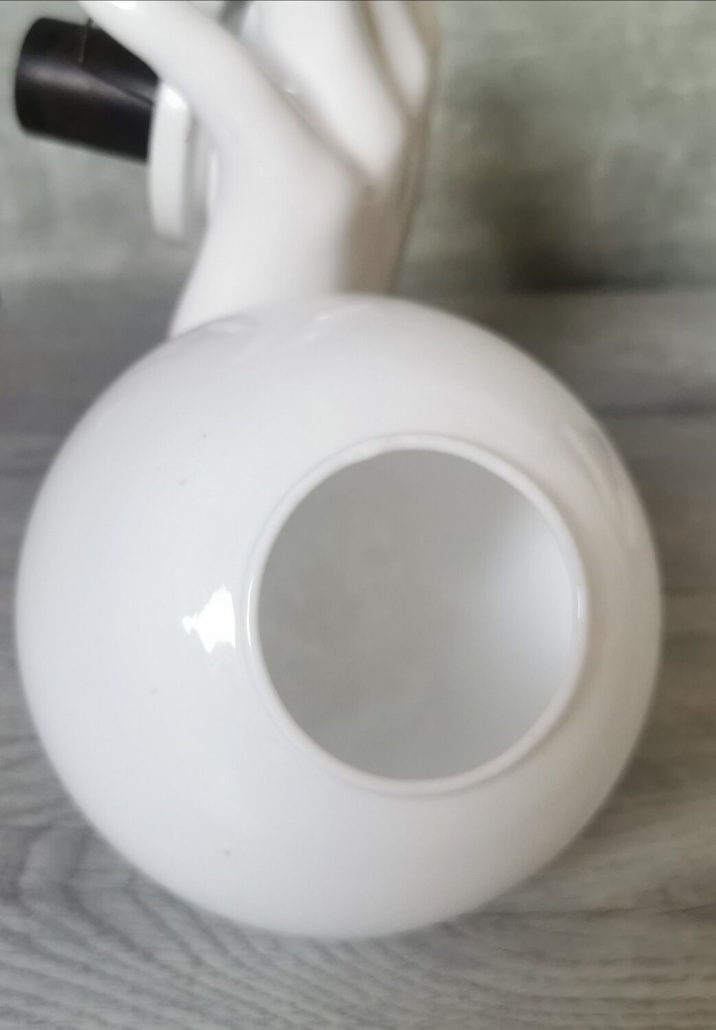 White ceramic hand wall lamp