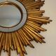Miroir soleil en résine dorée