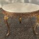 Table basse ronde en marbre blanc ivoire, bordures bronze doré décoratives, style louis xv, a.60.