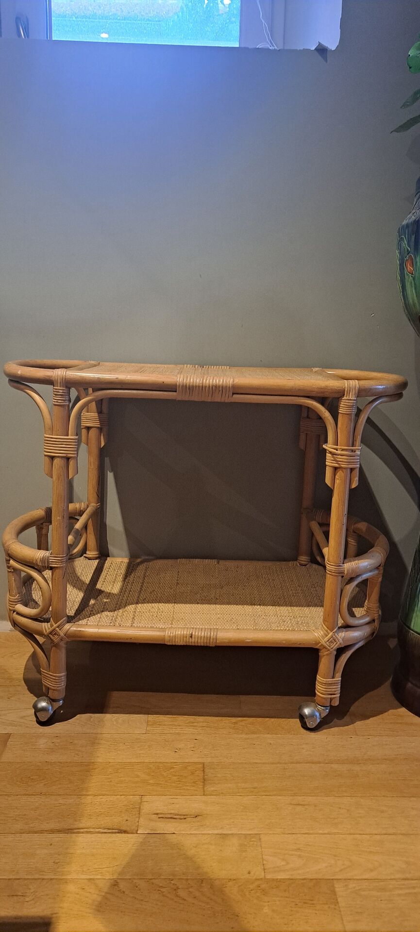 Rolling serving table rattan