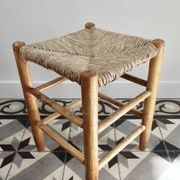 Tabouret bas vintage en bois et assise paillée