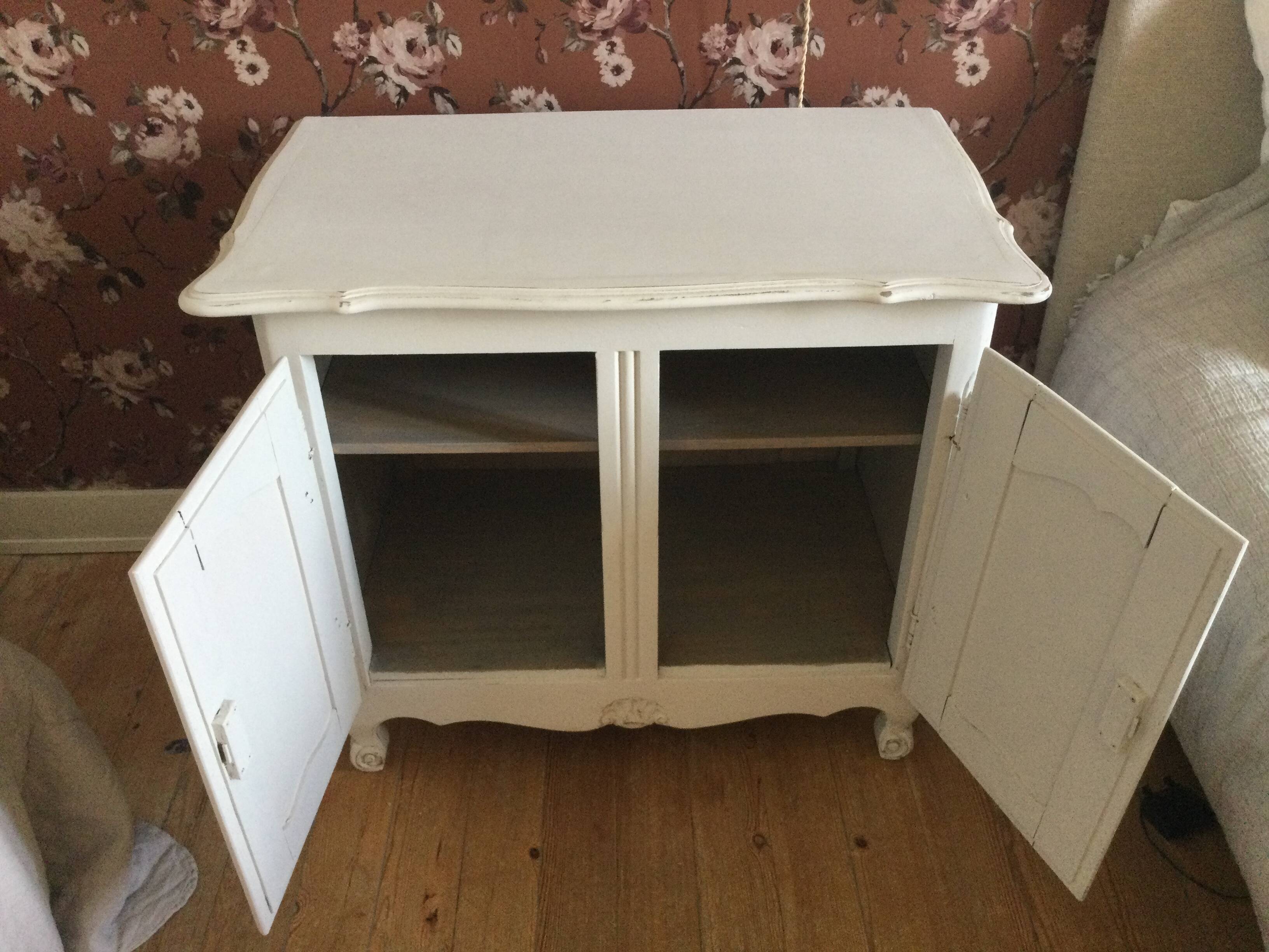 Small low cabinet with 2 doors