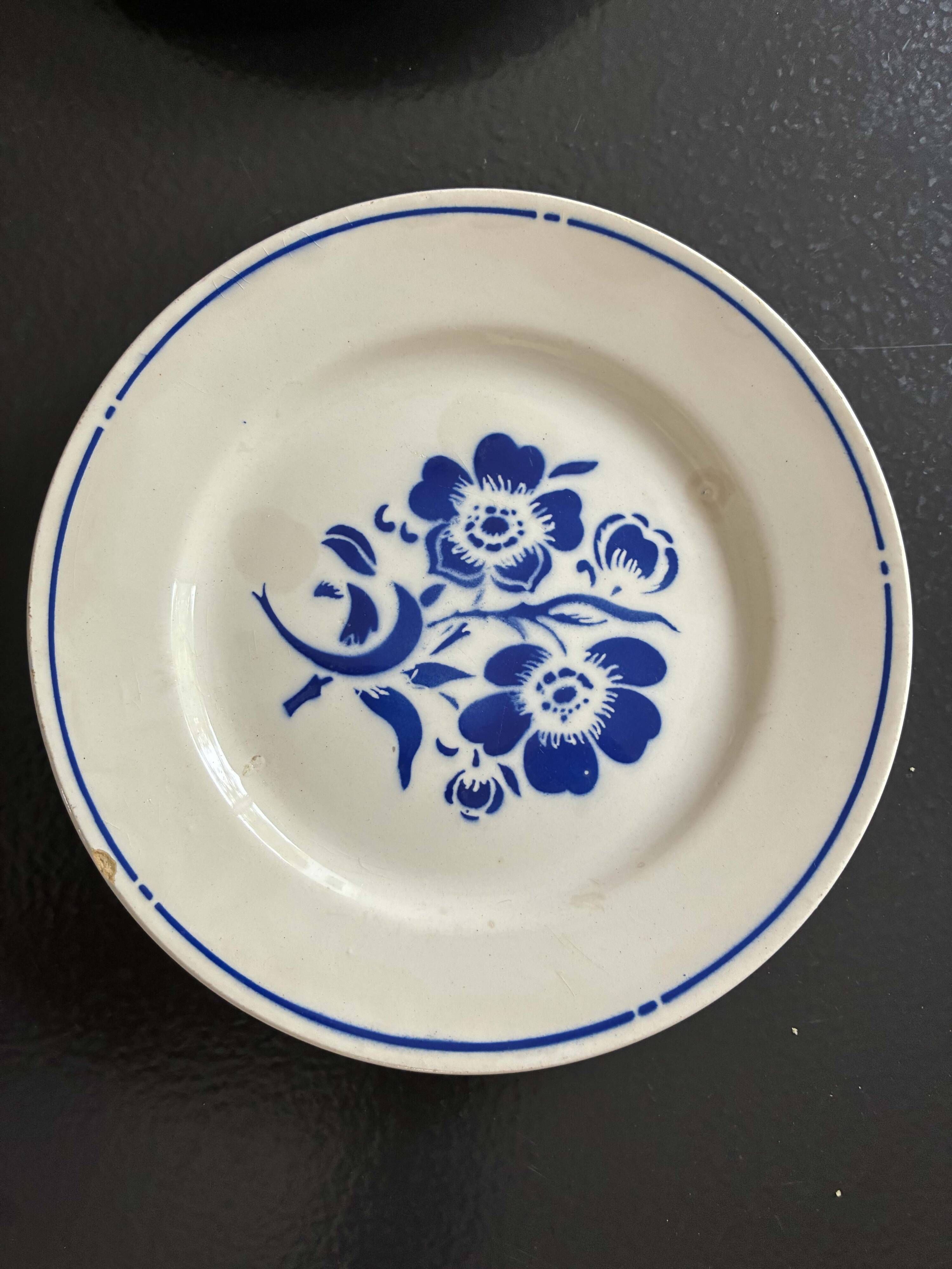 Set of 6 vintage dessert plates with blue patterns.
