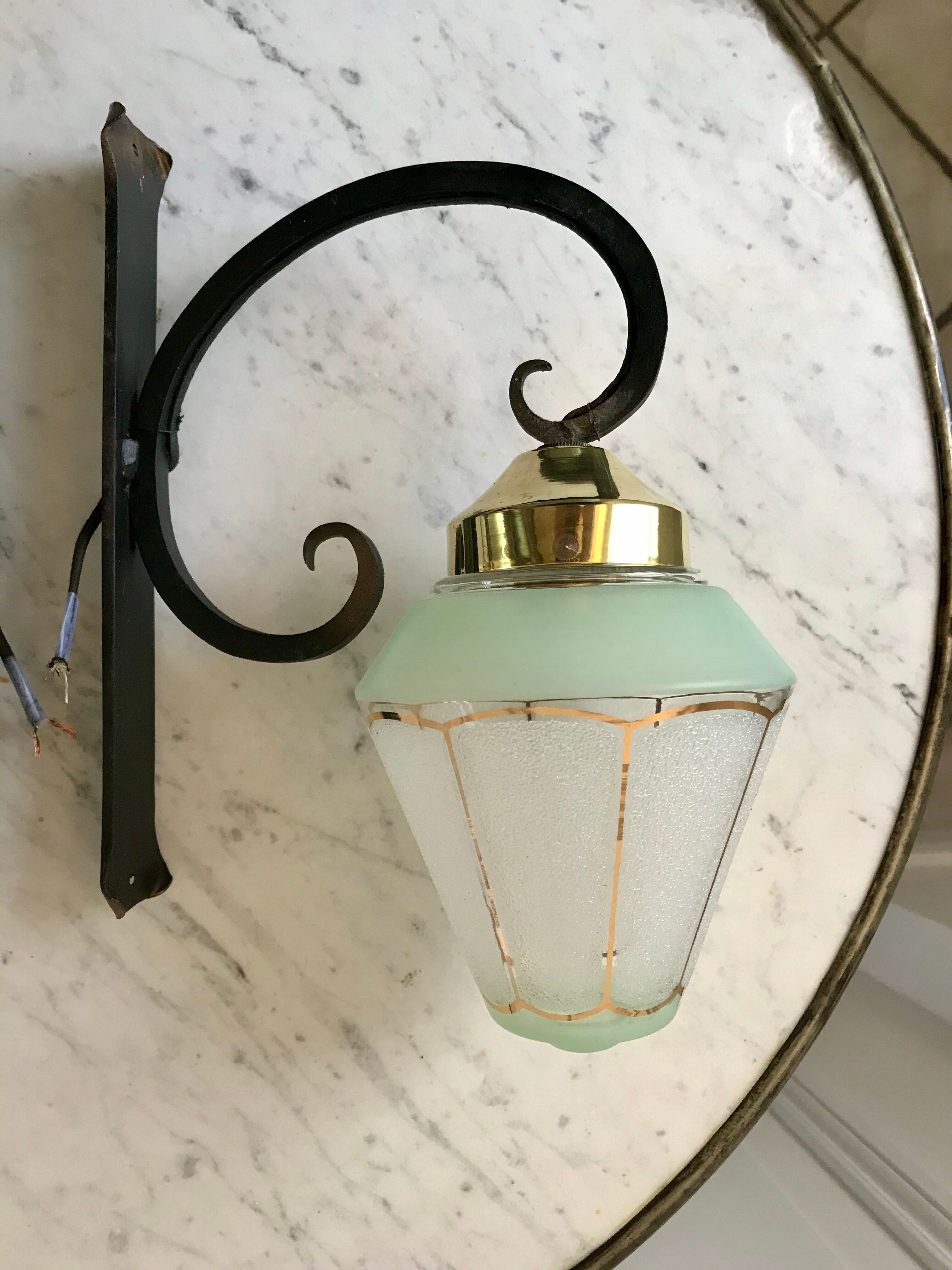 Paire d'appliques en verre granité vert et en fer forgé noir années 50-60