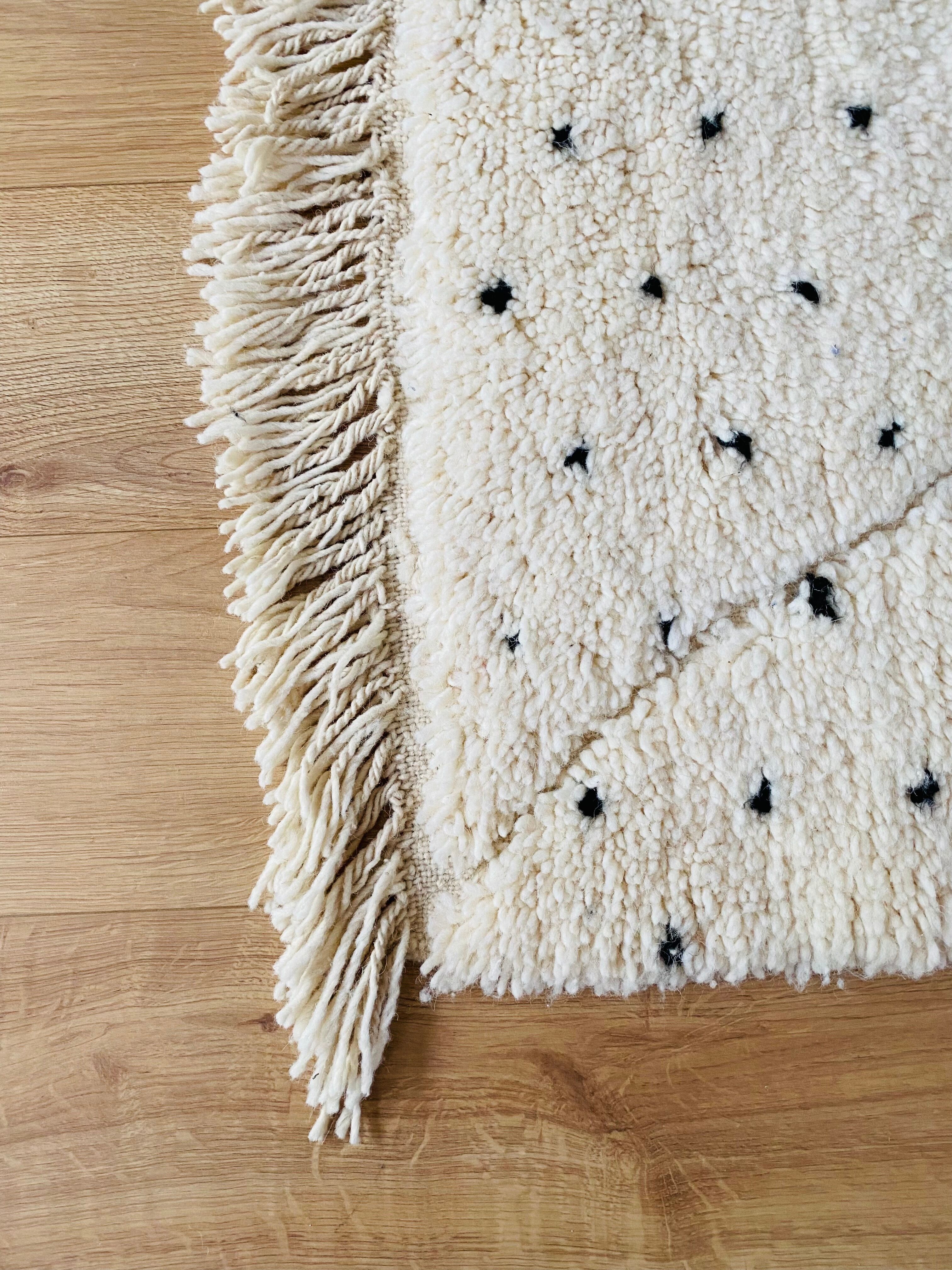 Berber carpet Beni Ouarain with black polka dots and relief 160x260