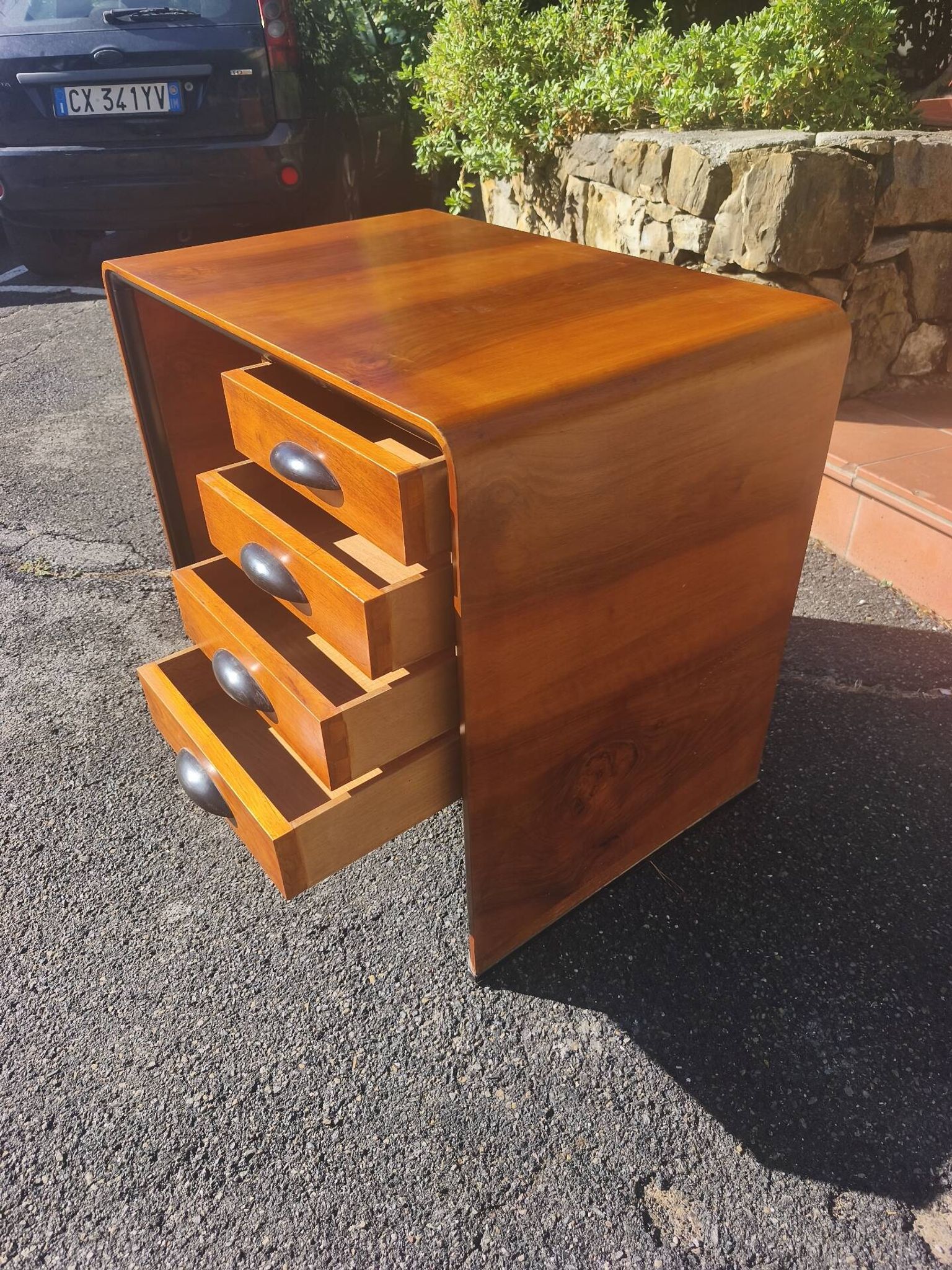 Bureau d'écriture en noyer italien. attribué à Guglielmo Ulrich.