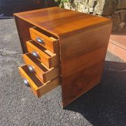 Bureau d'écriture en noyer italien. attribué à Guglielmo Ulrich.