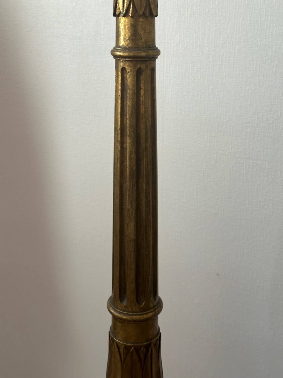 Lampadaire en bois doré Style Louis XVI