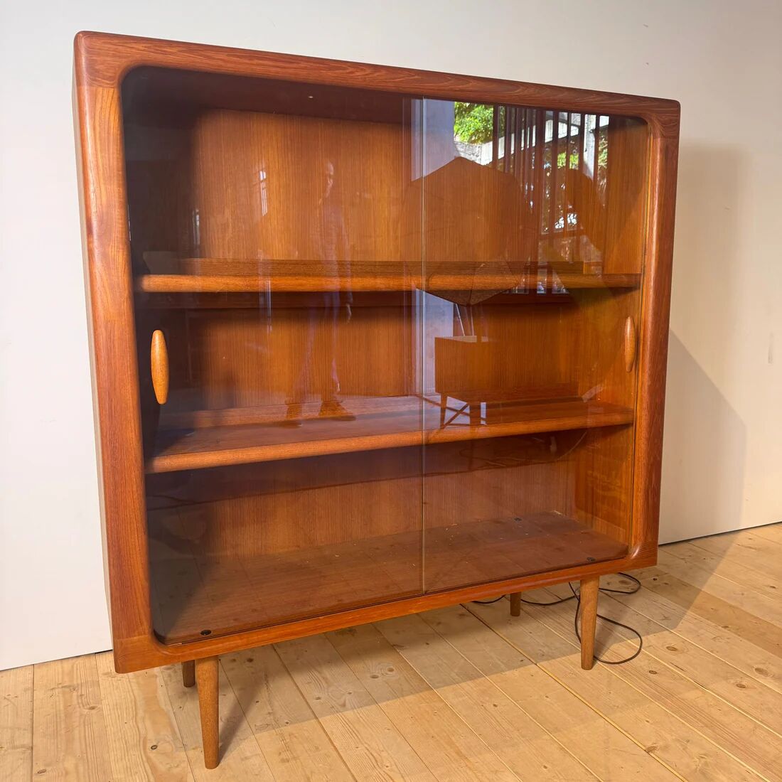 Bibliothèque vitrée en teck Dyrlund, années 1960
